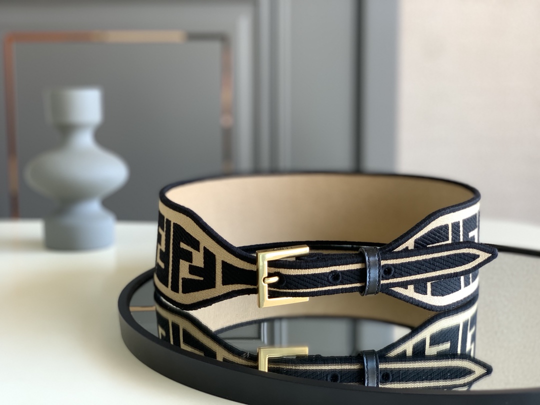 Fendi 五金做工精细 线条流畅 表面光滑 𝐙𝐏电镀工艺 香港通关【𝐇𝐀𝐀𝐒】 进口皮料