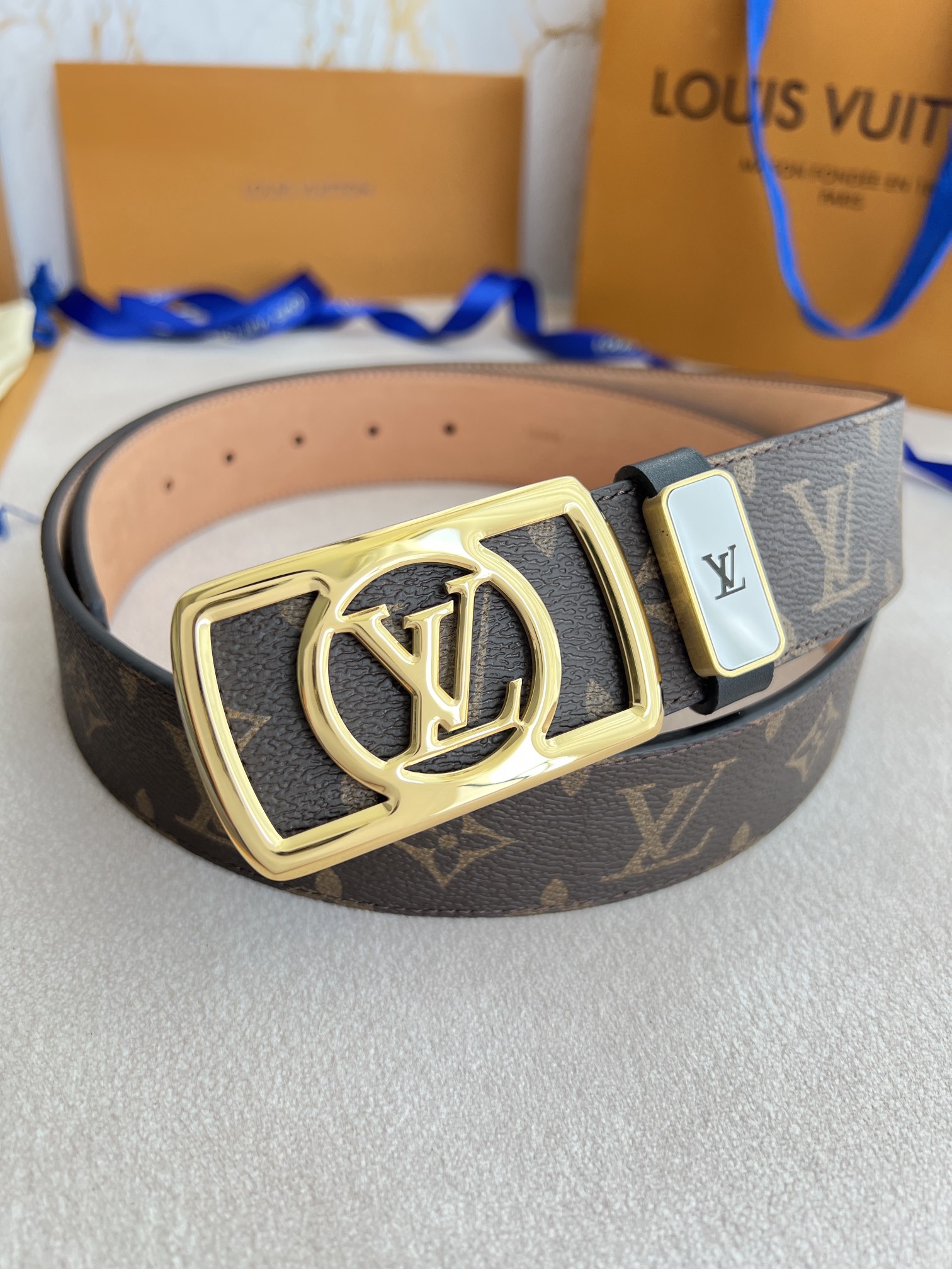 I0 Louis vuitton 路易威登 LV 腰带皮带原单 型号：挂扣,经典纯钢材质挂扣,头层牛皮,图片实物拍摄 材料：头层牛皮,挂扣系列,纯钢材质扣头,钯镀电镀工艺永不掉色.原版经典咖老花头层树膏磨砂皮底,金扣,专柜同等质量,送人自用首选 包装如图专柜包装,赠送打孔器,原版电子票,宽度3.8cm