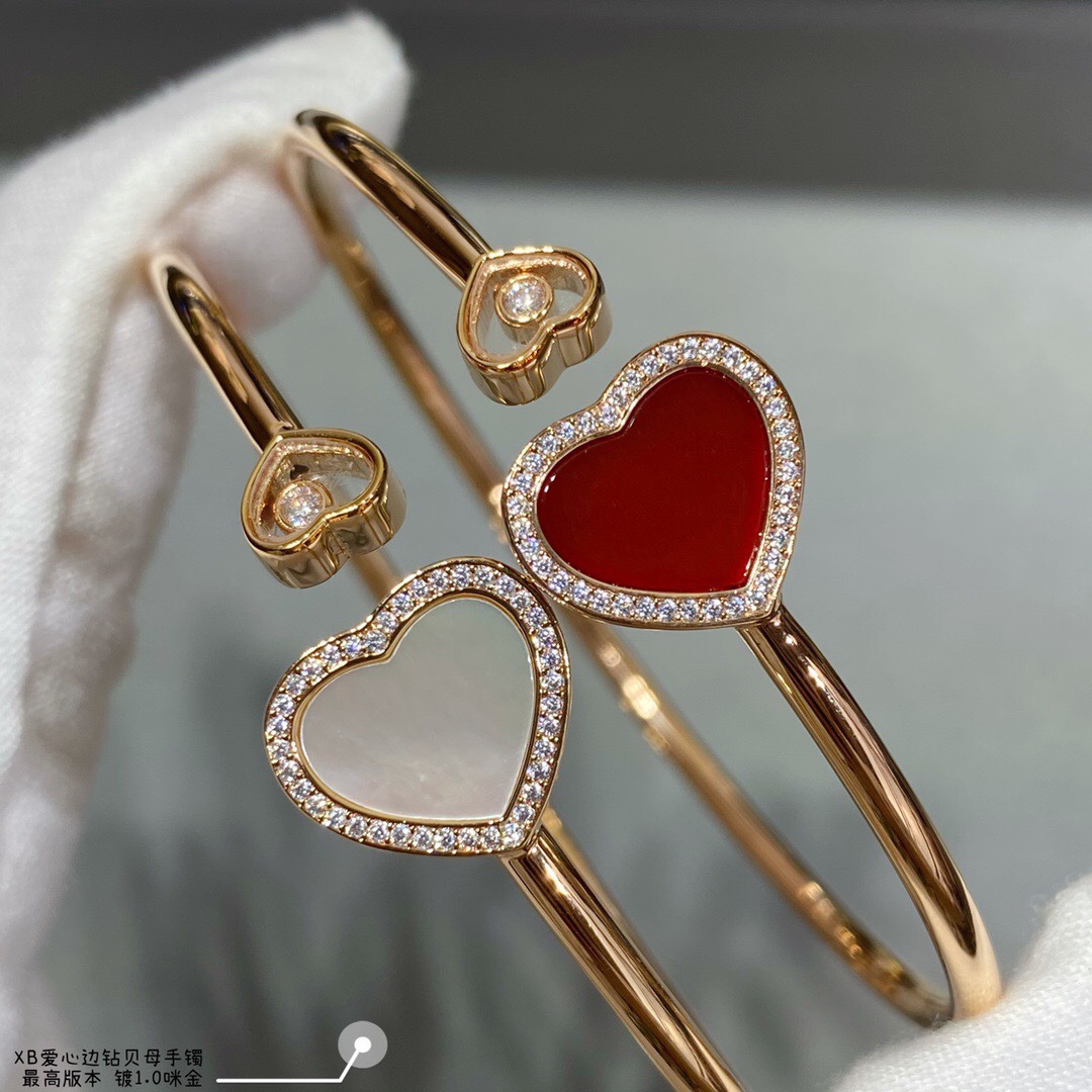 v金镀咪金,爱心边钻贝母肖邦手镯,现货 我的爱藏于心💓 却形于色🌈🔥高品质 k金工艺 秒杀全网最高性价比 ‼️热卖 颜色 赞👍 🍀 点缀闪闪锆石媲美k金质感时尚 高贵气质🌟🌟🌟