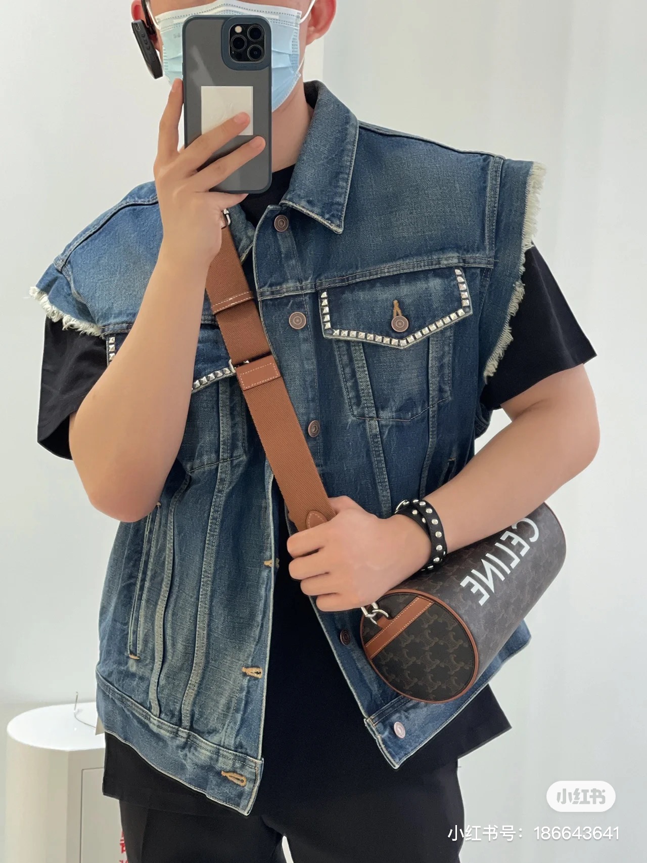 NO:389093,Celine#Men's#New Old Flower Cylinder Bag# is on the market. Iconic printed cylinder bag 22*12.5*12cm fabric lining, zipper closure, shoulder strap adjustable. It is a casual bag that is suitable for daily life. Celine, celine, celine, celine19860909Celine#男士#新款老花圆筒包#上市喽 标志性印花圆筒包 22*12.5*12cm 织物衬里 拉链开合 肩带可调节 非常适合日常的一款休闲包包,赛琳celine,celine,celine,Bag