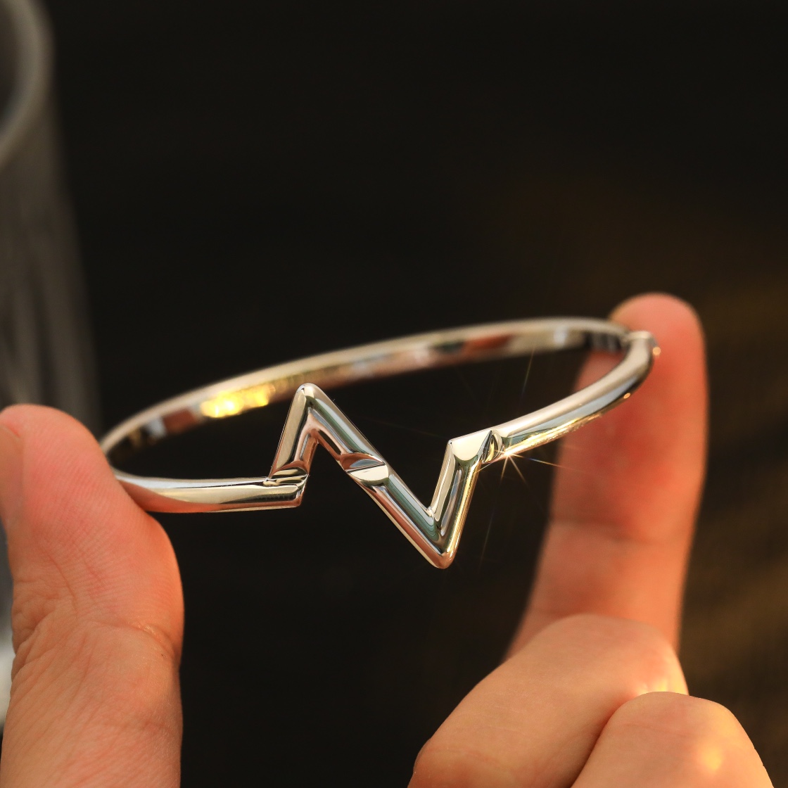 
全新「Volt」系列金质珠宝，手镯尺寸17号。
由Francesca Amfitheatrof 亲自设
