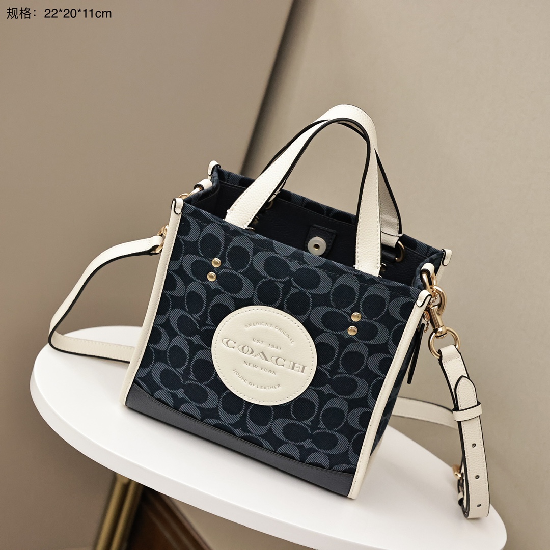 蔻驰Dempsey22托特包💰220 顶级原单/细节完美 材质是织布拼牛皮,出门拎在手上非常的轻便,颜色极具清新氛围,实用与美观兼具的包包。 规格:22*20*11cm