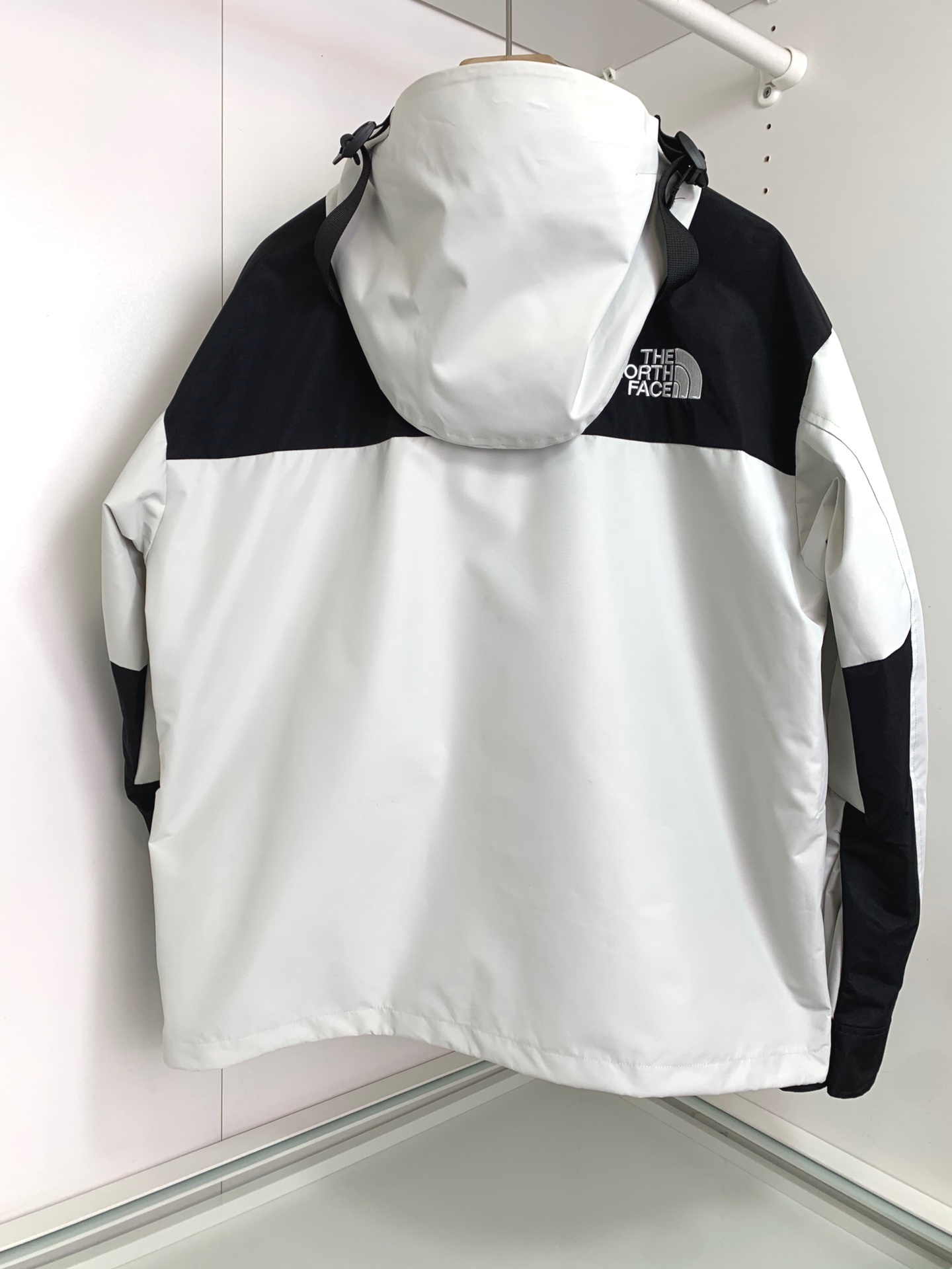 男士送礼精品 TNF 1990 Mountain Gore-Tex GTX冲锋衣 男女同款 TNF品牌1966年创立至今,其经典ICON产品如同一部部老电影,让人回味无穷.此次万众期待的mountain jacket 在1990年的原版基础上做了全面的升级 夹克面料选用防水材质 GORE-TEX2L配有塔夫绸和拉绒经编衬里 达到透气度与保暖度的高度结合 附加,可调节,腋下隐藏性拉链设计可透气调节.双中央正面防风罩采用按扣开合,VISLON中央正面拉链 反向进入高山口袋 可调节Velcro袖口标签 三个内袋 可调节下摆 兼容Zip-in 在胸部和背部的轭上绣上了NF徽标 前中VISLON拉链带以按扣和闭合的双层防风片 为户外活动提供全天候防风支持 配色方面承袭经典 以黑 白 为主 加持墨绿色 军绿色 抹茶绿 高辨度主色忠于原版撞色设计 尽显复古潮流 这次产品还有2方面的提升:1、防水为国际ISO标准90(ISO4)级别达到荷叶水珠滚动效果2、面料:高透层压织物Gore-tex仿水透气薄膜,手感更佳舒适.1990# 黑色 白色 墨绿色 军绿色 抹茶绿 S-XL, S码肩宽58胸围124衣长69袖长61; M码肩宽59胸围128衣长70袖长62; L码肩宽60胸围132衣长71袖长63; XL码肩宽61胸围136衣长72袖长64;
