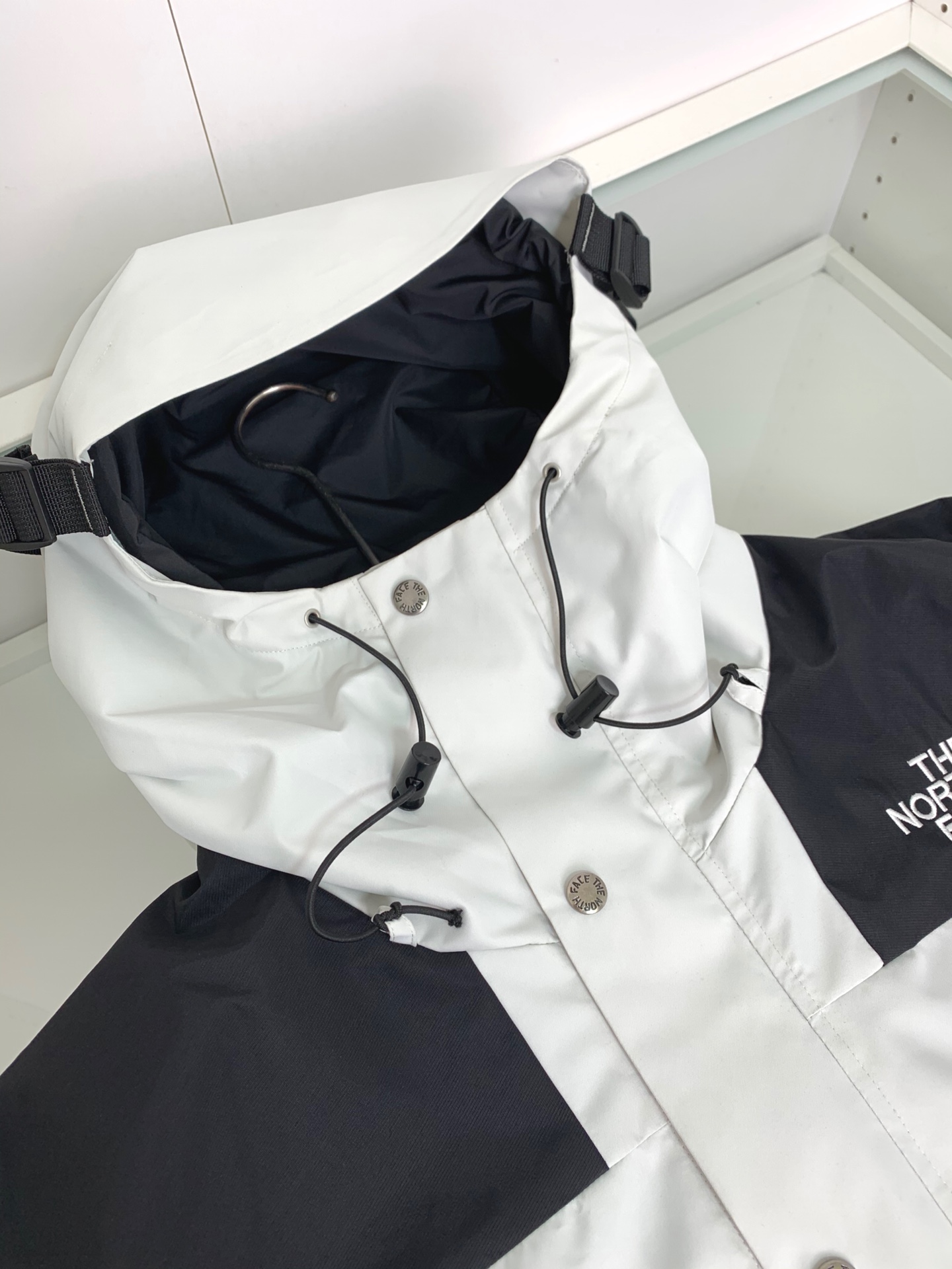 男士送礼精品 TNF 1990 Mountain Gore-Tex GTX冲锋衣 男女同款 TNF品牌1966年创立至今,其经典ICON产品如同一部部老电影,让人回味无穷.此次万众期待的mountain jacket 在1990年的原版基础上做了全面的升级 夹克面料选用防水材质 GORE-TEX2L配有塔夫绸和拉绒经编衬里 达到透气度与保暖度的高度结合 附加,可调节,腋下隐藏性拉链设计可透气调节.双中央正面防风罩采用按扣开合,VISLON中央正面拉链 反向进入高山口袋 可调节Velcro袖口标签 三个内袋 可调节下摆 兼容Zip-in 在胸部和背部的轭上绣上了NF徽标 前中VISLON拉链带以按扣和闭合的双层防风片 为户外活动提供全天候防风支持 配色方面承袭经典 以黑 白 为主 加持墨绿色 军绿色 抹茶绿 高辨度主色忠于原版撞色设计 尽显复古潮流 这次产品还有2方面的提升:1、防水为国际ISO标准90(ISO4)级别达到荷叶水珠滚动效果2、面料:高透层压织物Gore-tex仿水透气薄膜,手感更佳舒适.1990# 黑色 白色 墨绿色 军绿色 抹茶绿 S-XL, S码肩宽58胸围124衣长69袖长61; M码肩宽59胸围128衣长70袖长62; L码肩宽60胸围132衣长71袖长63; XL码肩宽61胸围136衣长72袖长64;