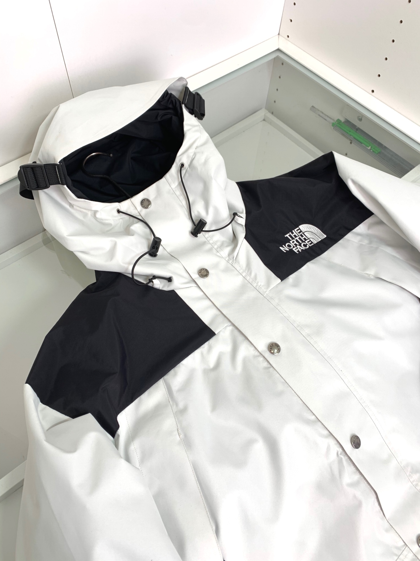 男士送礼精品 TNF 1990 Mountain Gore-Tex GTX冲锋衣 男女同款 TNF品牌1966年创立至今,其经典ICON产品如同一部部老电影,让人回味无穷.此次万众期待的mountain jacket 在1990年的原版基础上做了全面的升级 夹克面料选用防水材质 GORE-TEX2L配有塔夫绸和拉绒经编衬里 达到透气度与保暖度的高度结合 附加,可调节,腋下隐藏性拉链设计可透气调节.双中央正面防风罩采用按扣开合,VISLON中央正面拉链 反向进入高山口袋 可调节Velcro袖口标签 三个内袋 可调节下摆 兼容Zip-in 在胸部和背部的轭上绣上了NF徽标 前中VISLON拉链带以按扣和闭合的双层防风片 为户外活动提供全天候防风支持 配色方面承袭经典 以黑 白 为主 加持墨绿色 军绿色 抹茶绿 高辨度主色忠于原版撞色设计 尽显复古潮流 这次产品还有2方面的提升:1、防水为国际ISO标准90(ISO4)级别达到荷叶水珠滚动效果2、面料:高透层压织物Gore-tex仿水透气薄膜,手感更佳舒适.1990# 黑色 白色 墨绿色 军绿色 抹茶绿 S-XL, S码肩宽58胸围124衣长69袖长61; M码肩宽59胸围128衣长70袖长62; L码肩宽60胸围132衣长71袖长63; XL码肩宽61胸围136衣长72袖长64;