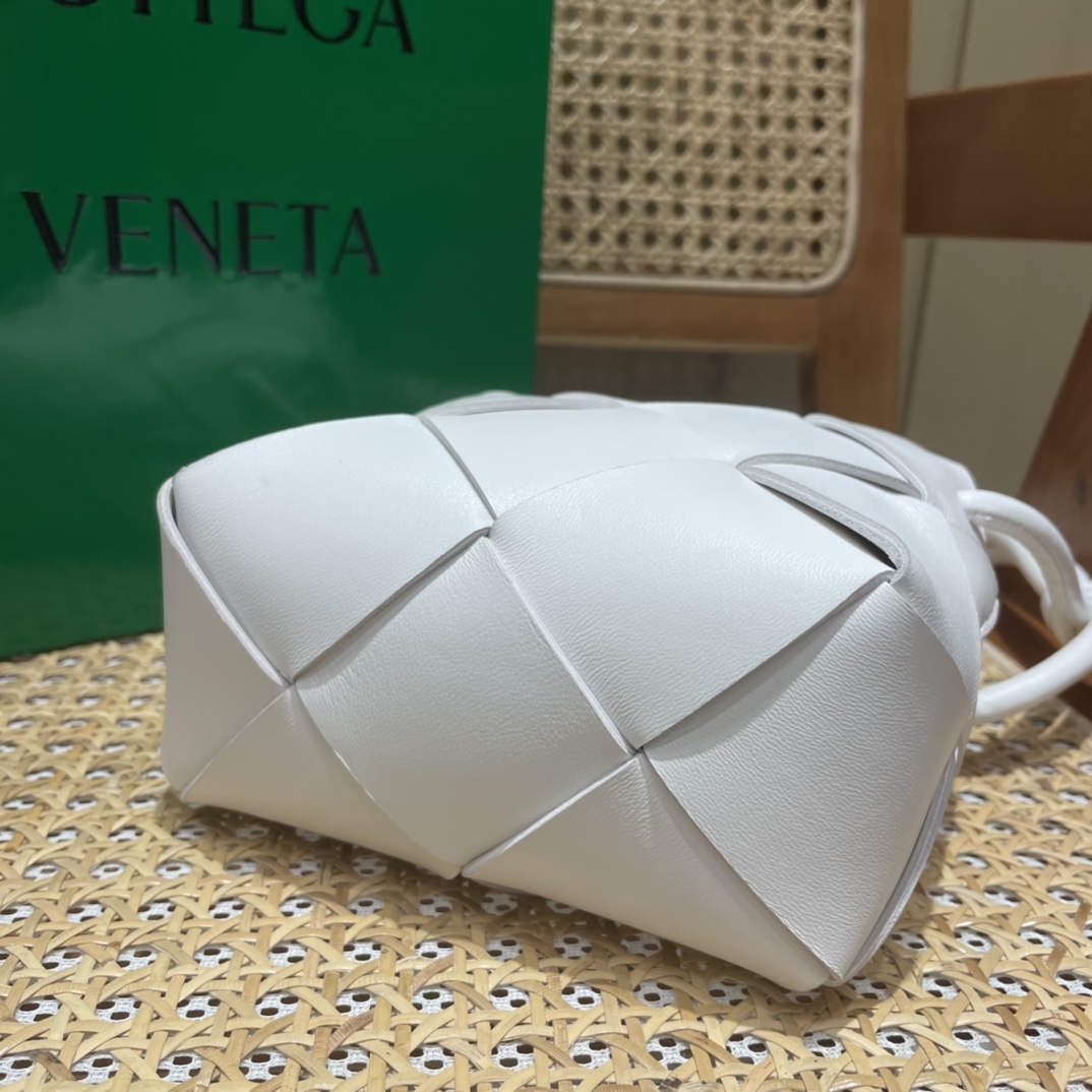 Bottega Veneta CASSETTE 14CM 相机包 701915白色