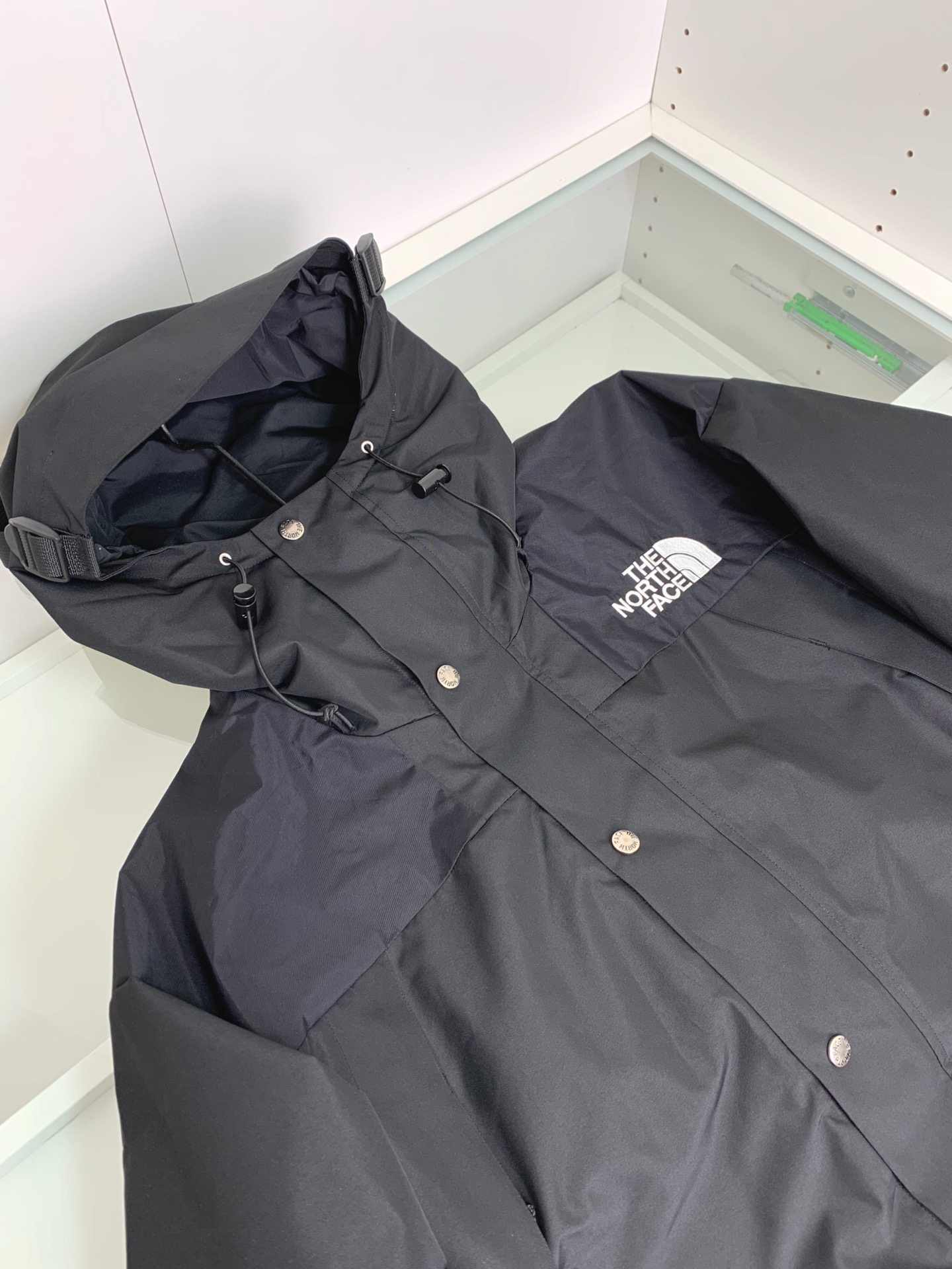 男士送礼精品 TNF 1990 Mountain Gore-Tex GTX冲锋衣 男女同款 TNF品牌1966年创立至今,其经典ICON产品如同一部部老电影,让人回味无穷.此次万众期待的mountain jacket 在1990年的原版基础上做了全面的升级 夹克面料选用防水材质 GORE-TEX2L配有塔夫绸和拉绒经编衬里 达到透气度与保暖度的高度结合 附加,可调节,腋下隐藏性拉链设计可透气调节.双中央正面防风罩采用按扣开合,VISLON中央正面拉链 反向进入高山口袋 可调节Velcro袖口标签 三个内袋 可调节下摆 兼容Zip-in 在胸部和背部的轭上绣上了NF徽标 前中VISLON拉链带以按扣和闭合的双层防风片 为户外活动提供全天候防风支持 配色方面承袭经典 以黑 白 为主 加持墨绿色 军绿色 抹茶绿 高辨度主色忠于原版撞色设计 尽显复古潮流 这次产品还有2方面的提升:1、防水为国际ISO标准90(ISO4)级别达到荷叶水珠滚动效果2、面料:高透层压织物Gore-tex仿水透气薄膜,手感更佳舒适.1990# 黑色 白色 墨绿色 军绿色 抹茶绿 S-XL, S码肩宽58胸围124衣长69袖长61; M码肩宽59胸围128衣长70袖长62; L码肩宽60胸围132衣长71袖长63; XL码肩宽61胸围136衣长72袖长64;