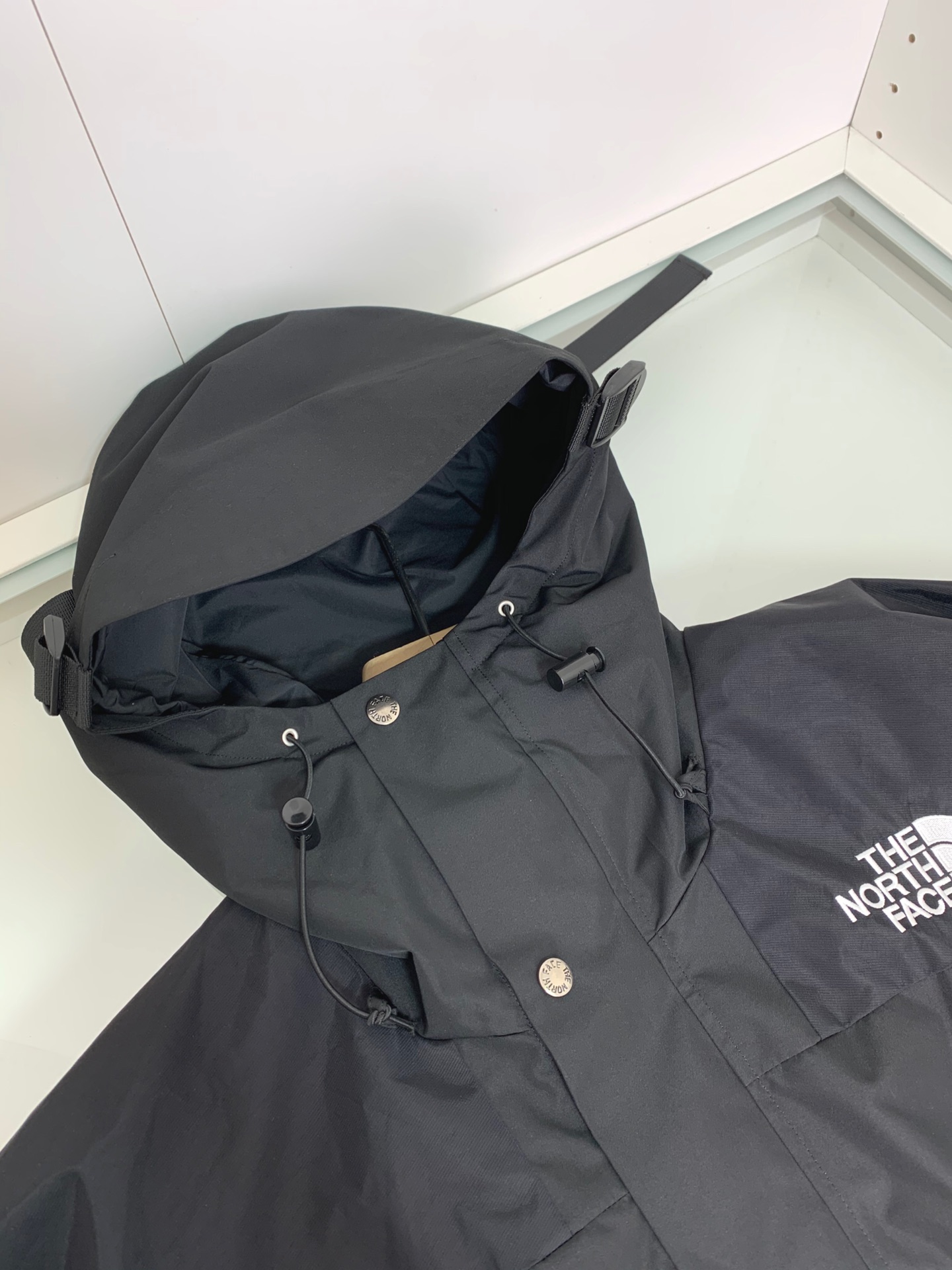 男士送礼精品 TNF 1990 Mountain Gore-Tex GTX冲锋衣 男女同款 TNF品牌1966年创立至今,其经典ICON产品如同一部部老电影,让人回味无穷.此次万众期待的mountain jacket 在1990年的原版基础上做了全面的升级 夹克面料选用防水材质 GORE-TEX2L配有塔夫绸和拉绒经编衬里 达到透气度与保暖度的高度结合 附加,可调节,腋下隐藏性拉链设计可透气调节.双中央正面防风罩采用按扣开合,VISLON中央正面拉链 反向进入高山口袋 可调节Velcro袖口标签 三个内袋 可调节下摆 兼容Zip-in 在胸部和背部的轭上绣上了NF徽标 前中VISLON拉链带以按扣和闭合的双层防风片 为户外活动提供全天候防风支持 配色方面承袭经典 以黑 白 为主 加持墨绿色 军绿色 抹茶绿 高辨度主色忠于原版撞色设计 尽显复古潮流 这次产品还有2方面的提升:1、防水为国际ISO标准90(ISO4)级别达到荷叶水珠滚动效果2、面料:高透层压织物Gore-tex仿水透气薄膜,手感更佳舒适.1990# 黑色 白色 墨绿色 军绿色 抹茶绿 S-XL, S码肩宽58胸围124衣长69袖长61; M码肩宽59胸围128衣长70袖长62; L码肩宽60胸围132衣长71袖长63; XL码肩宽61胸围136衣长72袖长64;