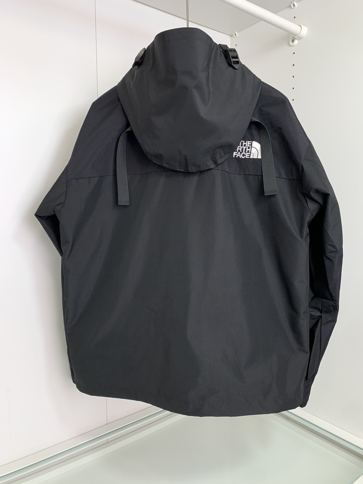 男士送礼精品 TNF 1990 Mountain Gore-Tex GTX冲锋衣 男女同款 TNF品牌1966年创立至今,其经典ICON产品如同一部部老电影,让人回味无穷.此次万众期待的mountain jacket 在1990年的原版基础上做了全面的升级 夹克面料选用防水材质 GORE-TEX2L配有塔夫绸和拉绒经编衬里 达到透气度与保暖度的高度结合 附加,可调节,腋下隐藏性拉链设计可透气调节.双中央正面防风罩采用按扣开合,VISLON中央正面拉链 反向进入高山口袋 可调节Velcro袖口标签 三个内袋 可调节下摆 兼容Zip-in 在胸部和背部的轭上绣上了NF徽标 前中VISLON拉链带以按扣和闭合的双层防风片 为户外活动提供全天候防风支持 配色方面承袭经典 以黑 白 为主 加持墨绿色 军绿色 抹茶绿 高辨度主色忠于原版撞色设计 尽显复古潮流 这次产品还有2方面的提升:1、防水为国际ISO标准90(ISO4)级别达到荷叶水珠滚动效果2、面料:高透层压织物Gore-tex仿水透气薄膜,手感更佳舒适.1990# 黑色 白色 墨绿色 军绿色 抹茶绿 S-XL, S码肩宽58胸围124衣长69袖长61; M码肩宽59胸围128衣长70袖长62; L码肩宽60胸围132衣长71袖长63; XL码肩宽61胸围136衣长72袖长64;