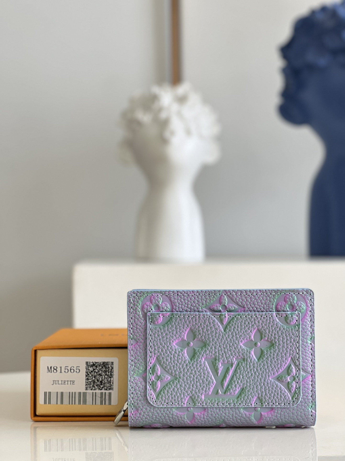 NO:399138,【Exclusive real photo M81565 purple】MCLA WALLET is made of Monogram Empreinte soft grain cowhide, embellished with Louis Vuitton's iconic Monogram embossed pattern. It has a stylish design, exquisite and compact yet spacious capacity, and is decorated with an outer patch pocket, zippered coin bag, banknote compartment and six credit card mezzanines. Dimensions 12 x 9 x 3.5 cm (length x height x width) Z.,LV [original leather],louis vuitton,louis vuitton,cowhide19860909【独家实拍M81565紫】MCLA WALLET 以Monogram Empreinte柔軟粒面牛皮製成,綴以路易威登標誌性的Monogram壓花圖案,設計時尚,精緻小巧卻容量寬敞,綴有一個外貼袋、拉鏈零錢袋、紙幣隔層及六個信用卡夾層. 尺寸12 x 9 x 3.5 厘米(長度 x 高度 x 闊度) Z.,LV【原厂皮】,louis vuitton,louis vuitton,cowhide,Bag