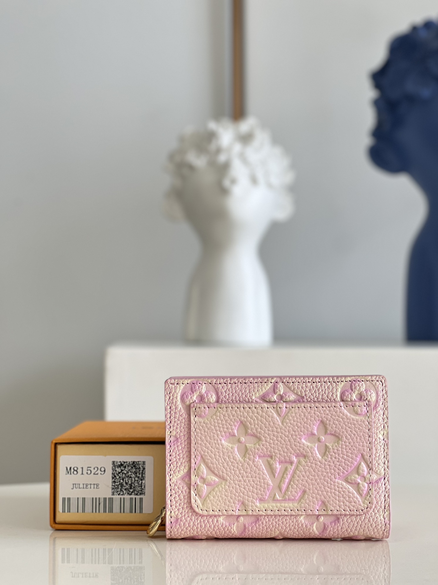 NO:399144,【Exclusive real shot M81529 powder】MCLA WALLET is made of Monogram Empreinte soft grain cowhide, embellished with Louis Vuitton's iconic Monogram embossed pattern. It has a stylish design, exquisite and compact yet spacious capacity, and is decorated with an outer patch pocket, zippered coin bag, banknote compartment and six credit card mezzanines. Dimensions 12 x 9 x 3.5 cm (length x height x width) Z.,LV [original leather],louis vuitton,louis vuitton,cowhide19860909【独家实拍M81529粉】MCLA WALLET 以Monogram Empreinte柔軟粒面牛皮製成,綴以路易威登標誌性的Monogram壓花圖案,設計時尚,精緻小巧卻容量寬敞,綴有一個外貼袋、拉鏈零錢袋、紙幣隔層及六個信用卡夾層. 尺寸12 x 9 x 3.5 厘米(長度 x 高度 x 闊度) Z.,LV【原厂皮】,louis vuitton,louis vuitton,cowhide,Bag