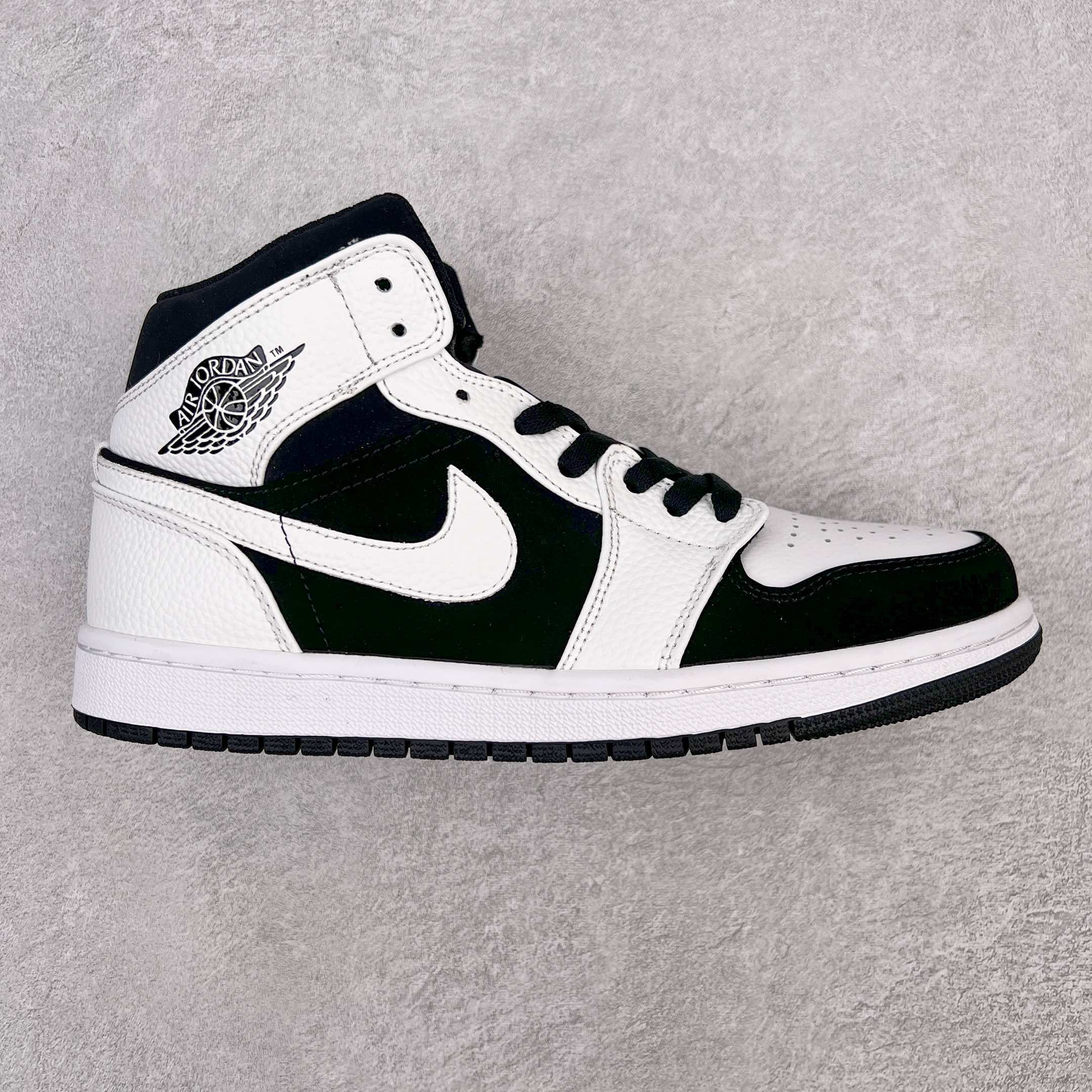 合集图 G0 Air Jordan AJ1 MID 中帮系列 原厂内置全掌气垫 A模大底 头层小牛皮 鞋舌AJ原厂专用牛津布+AJ专用反口珍珠布+原厂无杂质高弹内里海棉 特殊封边弹力鞋带 全网唯一头层牛皮 原鞋开模 拒绝公底 购置公司同步原材料 都有细节还原95%全网最高版本 原汁原味 忠于原版
