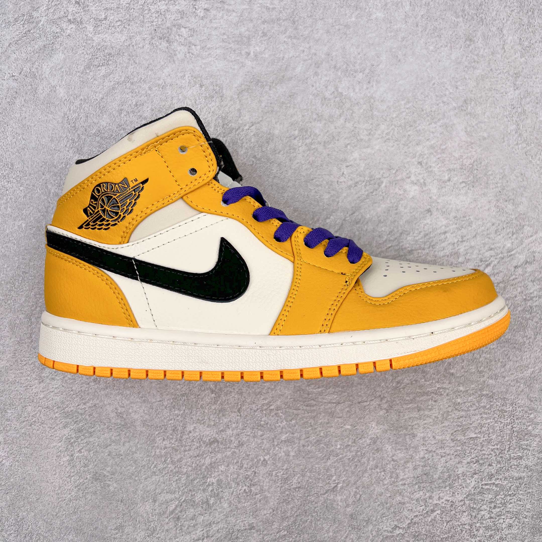 合集图 G0 Air Jordan AJ1 MID 中帮系列 原厂内置全掌气垫 A模大底 头层小牛皮 鞋舌AJ原厂专用牛津布+AJ专用反口珍珠布+原厂无杂质高弹内里海棉 特殊封边弹力鞋带 全网唯一头层牛皮 原鞋开模 拒绝公底 购置公司同步原材料 都有细节还原95%全网最高版本 原汁原味 忠于原版