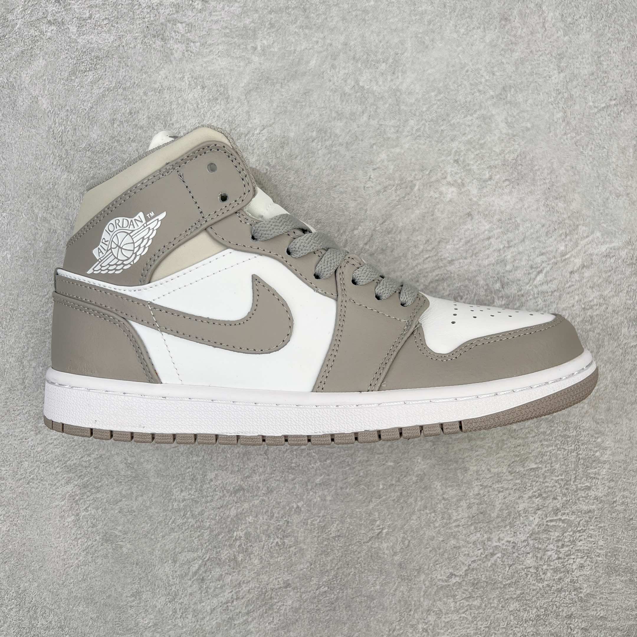 合集图 G0 Air Jordan AJ1 MID 中帮系列 原厂内置全掌气垫 A模大底 头层小牛皮 鞋舌AJ原厂专用牛津布+AJ专用反口珍珠布+原厂无杂质高弹内里海棉 特殊封边弹力鞋带 全网唯一头层牛皮 原鞋开模 拒绝公底 购置公司同步原材料 都有细节还原95%全网最高版本 原汁原味 忠于原版