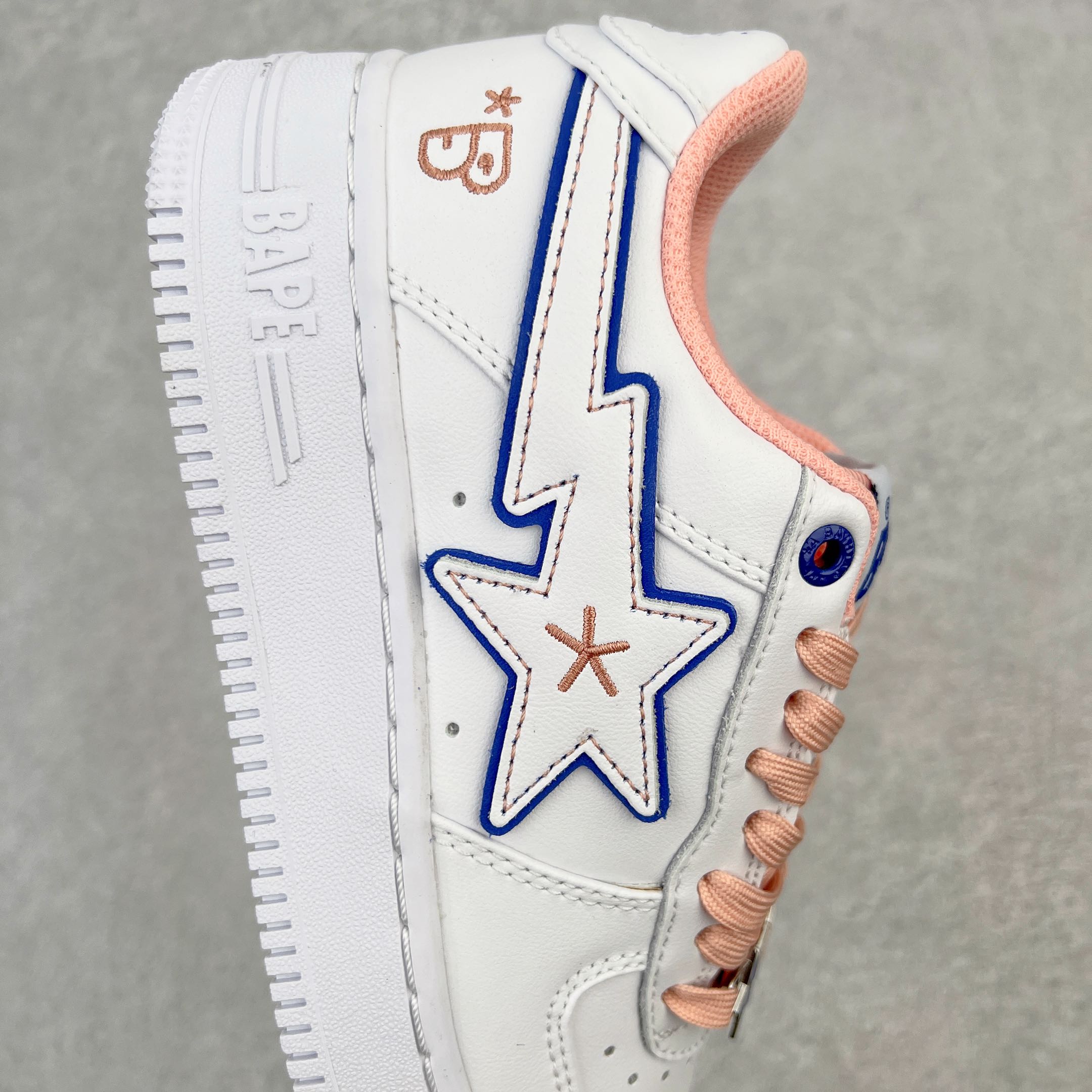 图片[6]-＃C版纯原 Bape Sta To Low 明星同款 猿人头经典漆皮低帮运动休闲板鞋 全套原纸板楦头开发 确保原汁原味 市场最完美低趴版型 一比一鞋头弧度高度鞋身弧度 外贸平台指定订单 匠心打造 开发时长超过半年 独家私模磨具冲刀加持 原厂特供皮料光泽色卡零偏差 内里均采用市场最好的超软原厂填充棉 原数据进口机台高频印压LOGO 最高QC检验标准 控制溢胶瑕疵 深浅定位均保持zp一致 中底嵌入Ortholite缓震材质 全套原包装 包含猿人logo 定制防尘袋 尺码：36 36.5 37 38 38.5 40 40.5 41 42 42.5 43 44 44.5 45 46-选品中心