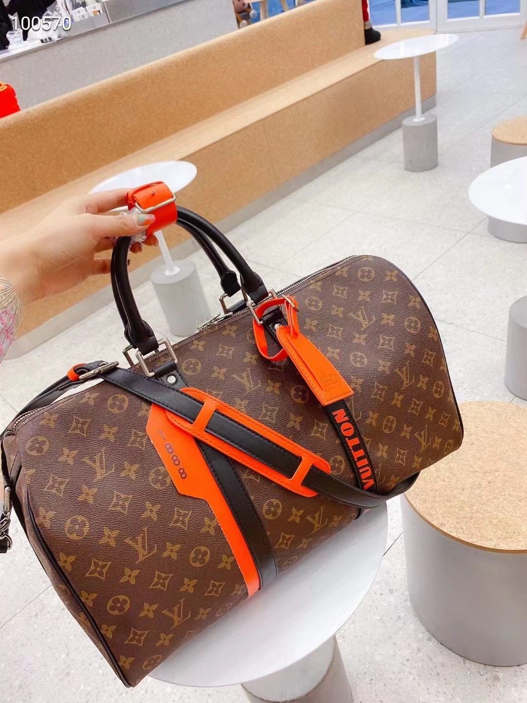 K5 升级版旅行袋配皮  Louis Vuitton 路易威登 LV 。要旅行的宝宝 机场旅行包来咯 Louis Vuitton 路易威登 LV 专柜同款旅行包 刘昊然/杨幂/吴亦凡各路大牌明星同款每个摩登旅者 都要拥有一只帅气能装的旅行袋 时尚爆发款火热来袭 经典设计大气可观 男女通用款 抓紧拿一只 你便是时尚焦点 超个性超抢眼包包采用原版皮质 超级厚实 耐磨/耐用原版logo五金 容量超大装衣服/鞋子超能装 任您出入专柜海关 压力 无论是手提还是斜肩背上 都超好看又 绝对是稳赚回头率。一款0旅行好伙伴 走到哪里都是焦点哈wuli时尚达人 别犹豫 抓紧下单咯 尺寸 45厘米