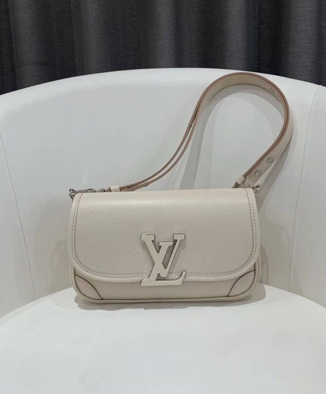 NO:209949,The perfect original hardware [BUCI handbag] M59457 white M59386 black This Buci handbag is made of iconic Epi leather, with smooth leather outlined corners and lining, creating a classic soft outline. The resin LV logo exudes a modern atmosphere, and adjustable shoulder straps to achieve comfortable shoulder or crossbody. Size 24.5 x 15.5 x 9 cm, LV [top original], louis vuitton19860909对版开发细节完美原单五金【BUCI 手袋】 M59457白 M59386黑色 本款 Buci 手袋取材标志性 Epi 皮革,以光滑皮革勾勒边角和衬料,成就经典柔和轮廓.树脂 LV 标识流露摩登气息,可调节肩带实现舒适肩背或斜挎. 尺寸24.5 x 15.5 x 9 厘米,LV【顶级原单】,louis vuitton,Bag