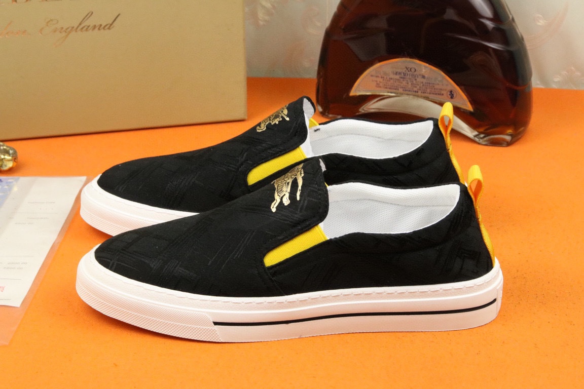 I5  Burberry 巴宝莉   代购款男士官网同步，鞋面采用进口巴宝莉 Burberry 专用冰丝防水布面料，透气舒适内里， 完全1比1复刻，防滑耐磨橡胶大底原厂跟单货，高品质看细节，欢迎对比