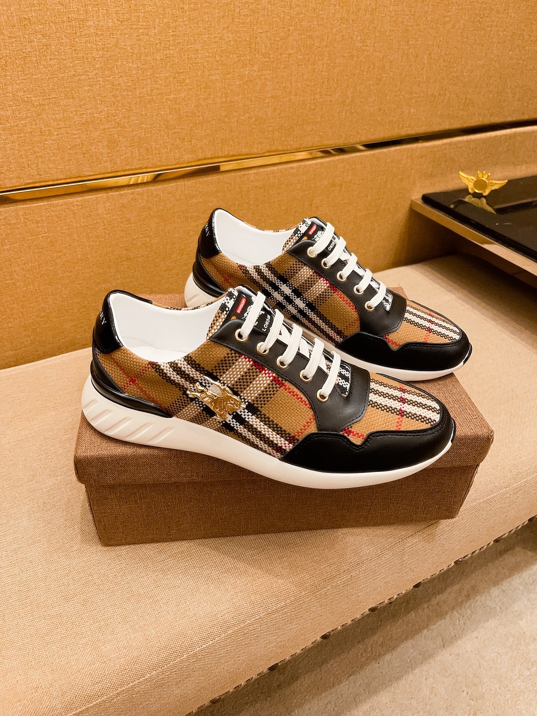 I5 巴宝莉 Burberry  男鞋高端品牌 官网1比1最新力作：鞋面采用意大利进口头层牛皮搭配舒适透气内里原版防滑耐磨大底制作，让行走更加便捷舒适，惊世之作，与官方的质量相比美的1：1复刻[色]打造时尚个性衬托你的与众不同潮男必备!经典