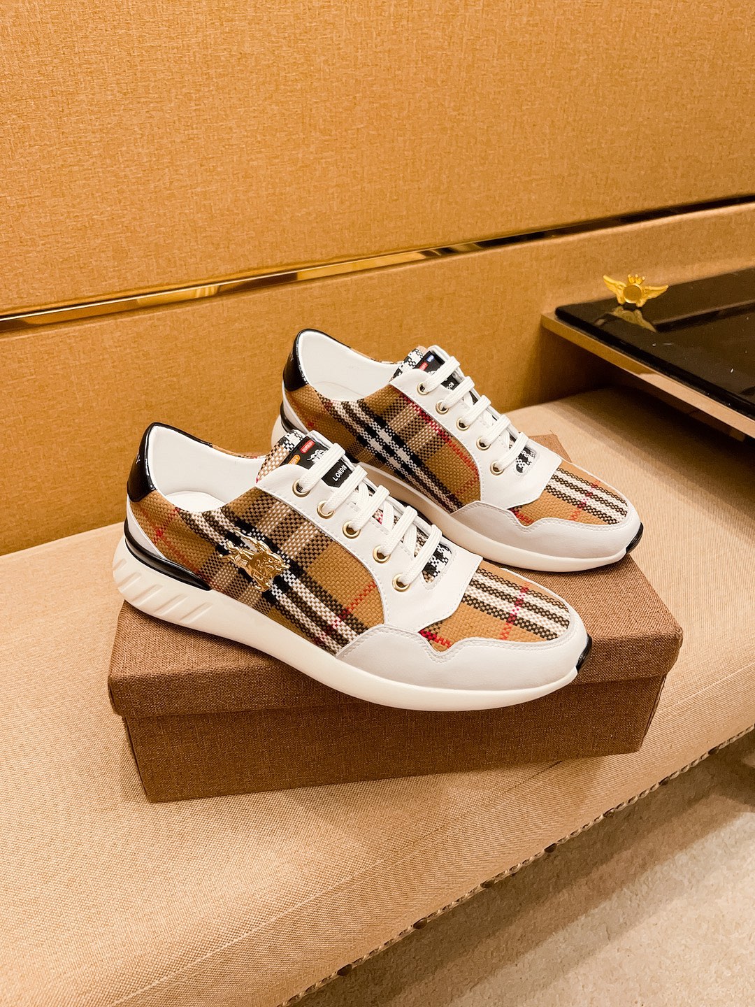 I5 巴宝莉 Burberry  男鞋高端品牌 官网1比1最新力作：鞋面采用意大利进口头层牛皮搭配舒适透气内里原版防滑耐磨大底制作，让行走更加便捷舒适，惊世之作，与官方的质量相比美的1：1复刻[色]打造时尚个性衬托你的与众不同潮男必备!经典