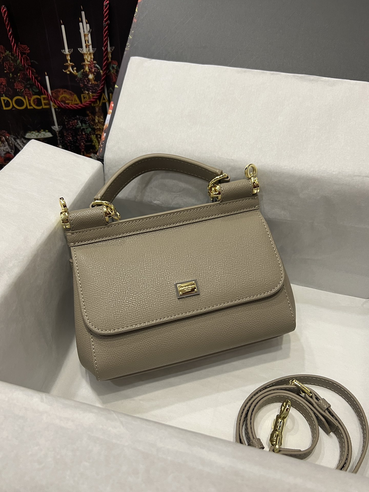 Top original order Dolce & Gabbana 👑
A Birkin bag in the fashion industry 👜 always has a hot 🔥 luminous ✨ highlight 🎨 that always makes people love it 💋 The color is always outstanding 🙅 The selection of materials gives people a strong visual impact 🎏 It has become a vibrant style and creativity to the fashion circle 🙅 🌟 Size: 20×17×7 model 4135