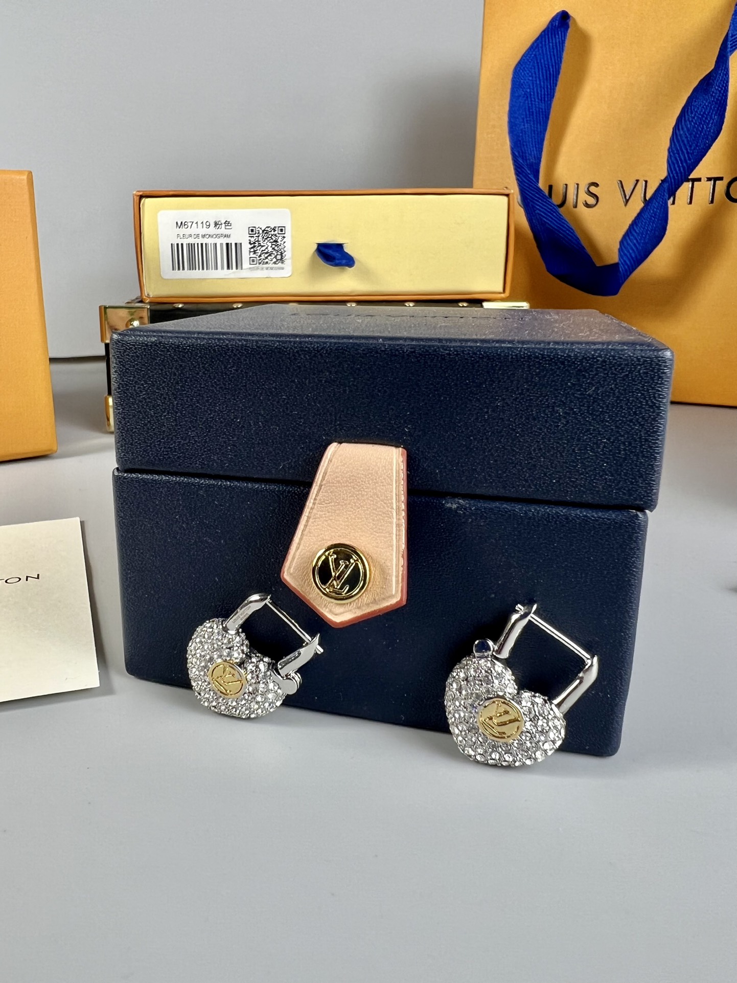 。LV 爱心 🈵️钻 耳钉，lv珠宝系列设计，可以说是设计与摩登兼具，🉑️柔美🉑️酷飒