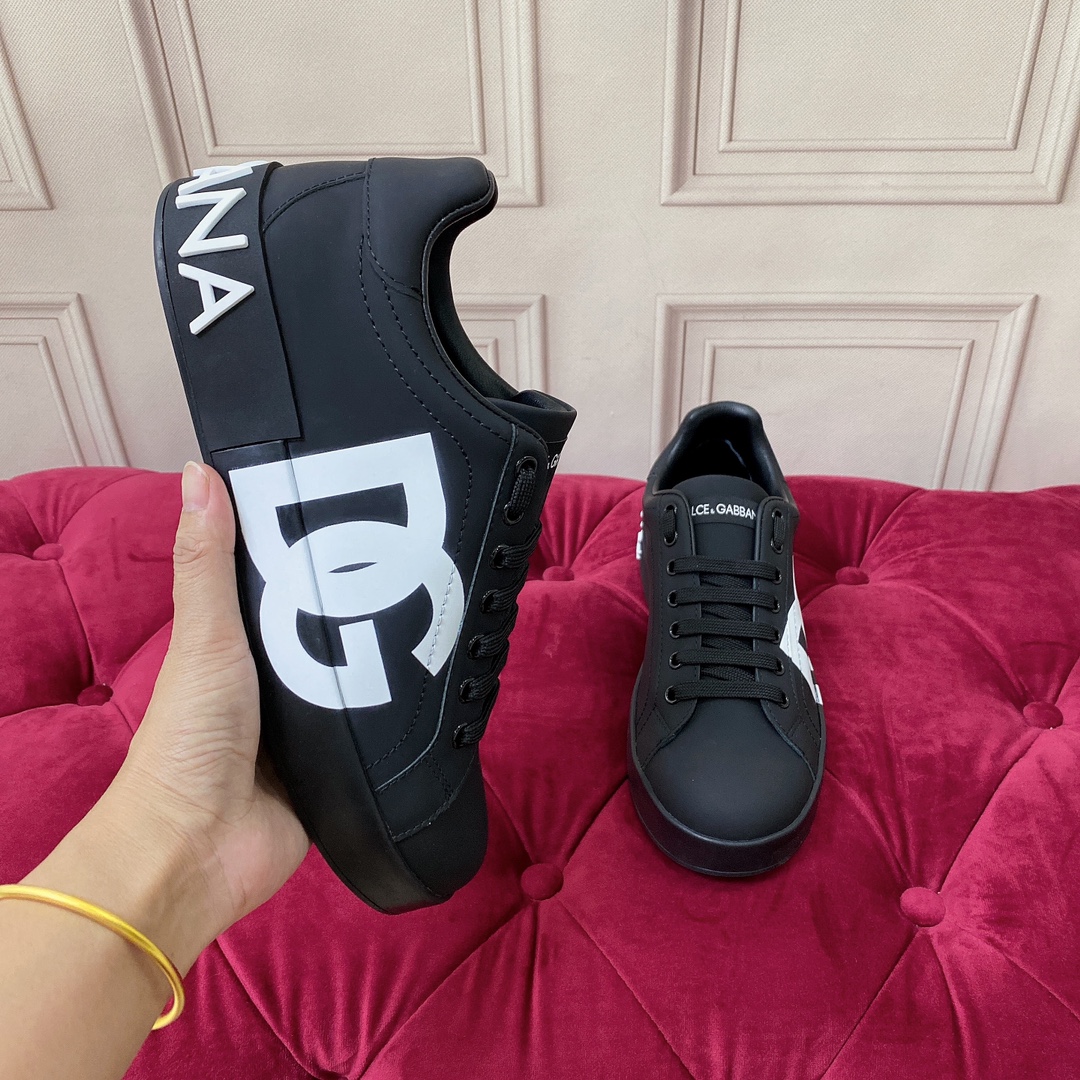 P220杜嘉班纳 高端版本 高质量 品牌大底DOLCE & GABBANA 2022新款 顶级版本 高端质量 磁铁盒包装 独家精工定制上市 品牌字母工艺点缀绝美奢华闪耀 精湛的做工 众多人至爱采用高端进口丝绸牛皮+5D工艺  黑色羊里 完美诠释鞋履最新灵感 经典与时尚融为一体奢华迷梦驾凌时尚高端品质 码数 女35-41（41订做不退换）可订做男款38-45 （男款不退换 普通盒）标准码数
