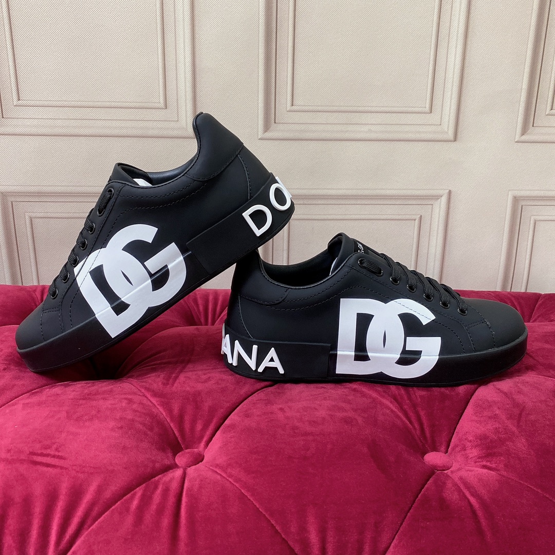 P220杜嘉班纳 高端版本 高质量 品牌大底DOLCE & GABBANA 2022新款 顶级版本 高端质量 磁铁盒包装 独家精工定制上市 品牌字母工艺点缀绝美奢华闪耀 精湛的做工 众多人至爱采用高端进口丝绸牛皮+5D工艺  黑色羊里 完美诠释鞋履最新灵感 经典与时尚融为一体奢华迷梦驾凌时尚高端品质 码数 女35-41（41订做不退换）可订做男款38-45 （男款不退换 普通盒）标准码数