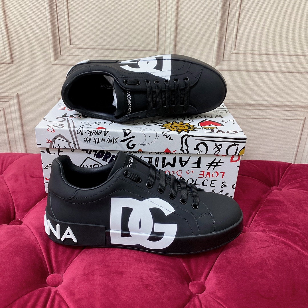 P220杜嘉班纳 高端版本 高质量 品牌大底DOLCE & GABBANA 2022新款 顶级版本 高端质量 磁铁盒包装 独家精工定制上市 品牌字母工艺点缀绝美奢华闪耀 精湛的做工 众多人至爱采用高端进口丝绸牛皮+5D工艺  黑色羊里 完美诠释鞋履最新灵感 经典与时尚融为一体奢华迷梦驾凌时尚高端品质 码数 女35-41（41订做不退换）可订做男款38-45 （男款不退换 普通盒）标准码数
