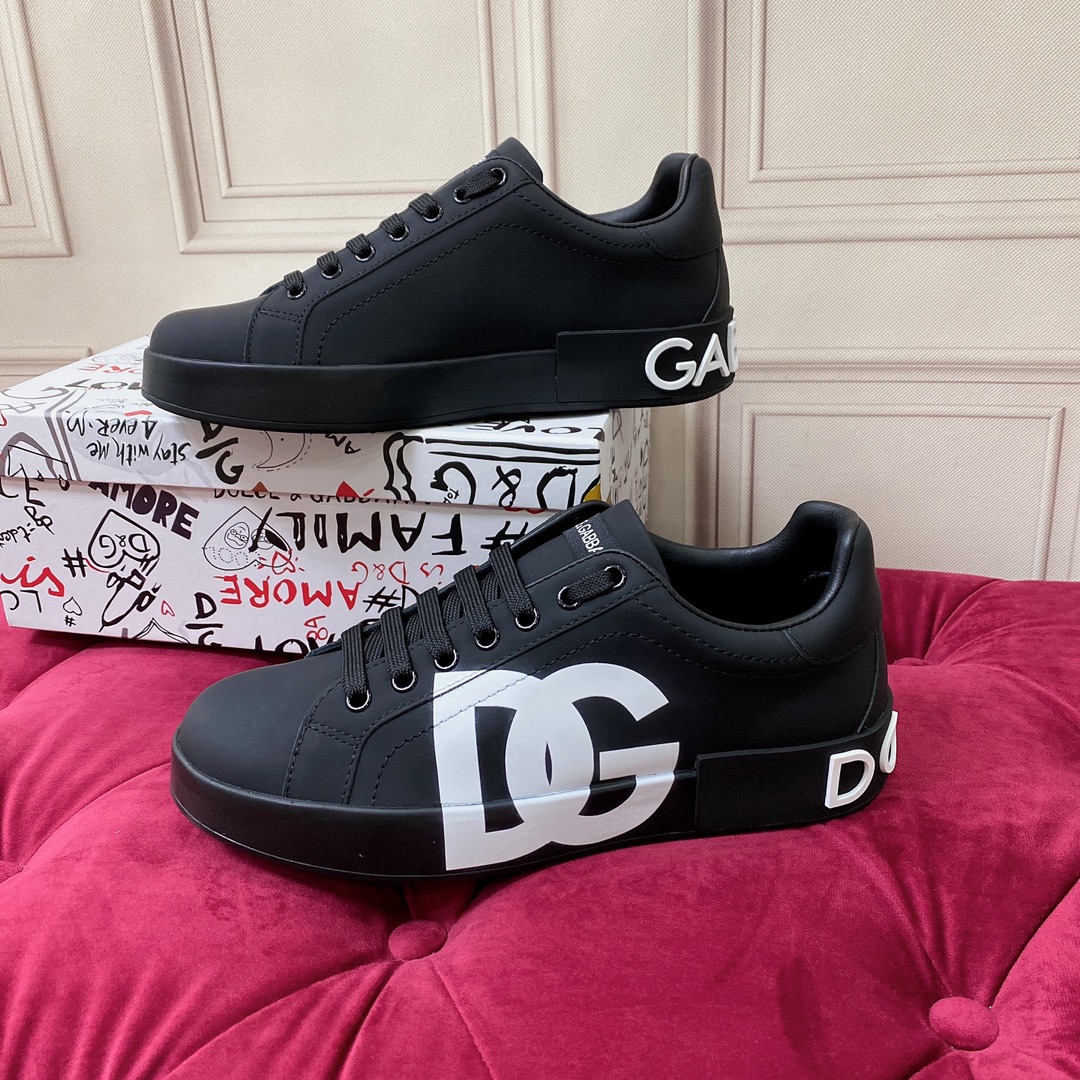 P220杜嘉班纳 高端版本 高质量 品牌大底DOLCE & GABBANA 2022新款 顶级版本 高端质量 磁铁盒包装 独家精工定制上市 品牌字母工艺点缀绝美奢华闪耀 精湛的做工 众多人至爱采用高端进口丝绸牛皮+5D工艺  黑色羊里 完美诠释鞋履最新灵感 经典与时尚融为一体奢华迷梦驾凌时尚高端品质 码数 女35-41（41订做不退换）可订做男款38-45 （男款不退换 普通盒）标准码数