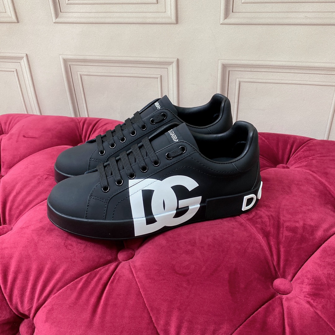 P220杜嘉班纳 高端版本 高质量 品牌大底DOLCE & GABBANA 2022新款 顶级版本 高端质量 磁铁盒包装 独家精工定制上市 品牌字母工艺点缀绝美奢华闪耀 精湛的做工 众多人至爱采用高端进口丝绸牛皮+5D工艺  黑色羊里 完美诠释鞋履最新灵感 经典与时尚融为一体奢华迷梦驾凌时尚高端品质 码数 女35-41（41订做不退换）可订做男款38-45 （男款不退换 普通盒）标准码数