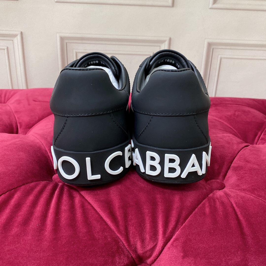 P220杜嘉班纳 高端版本 高质量 品牌大底DOLCE & GABBANA 2022新款 顶级版本 高端质量 磁铁盒包装 独家精工定制上市 品牌字母工艺点缀绝美奢华闪耀 精湛的做工 众多人至爱采用高端进口丝绸牛皮+5D工艺  黑色羊里 完美诠释鞋履最新灵感 经典与时尚融为一体奢华迷梦驾凌时尚高端品质 码数 女35-41（41订做不退换）可订做男款38-45 （男款不退换 普通盒）标准码数