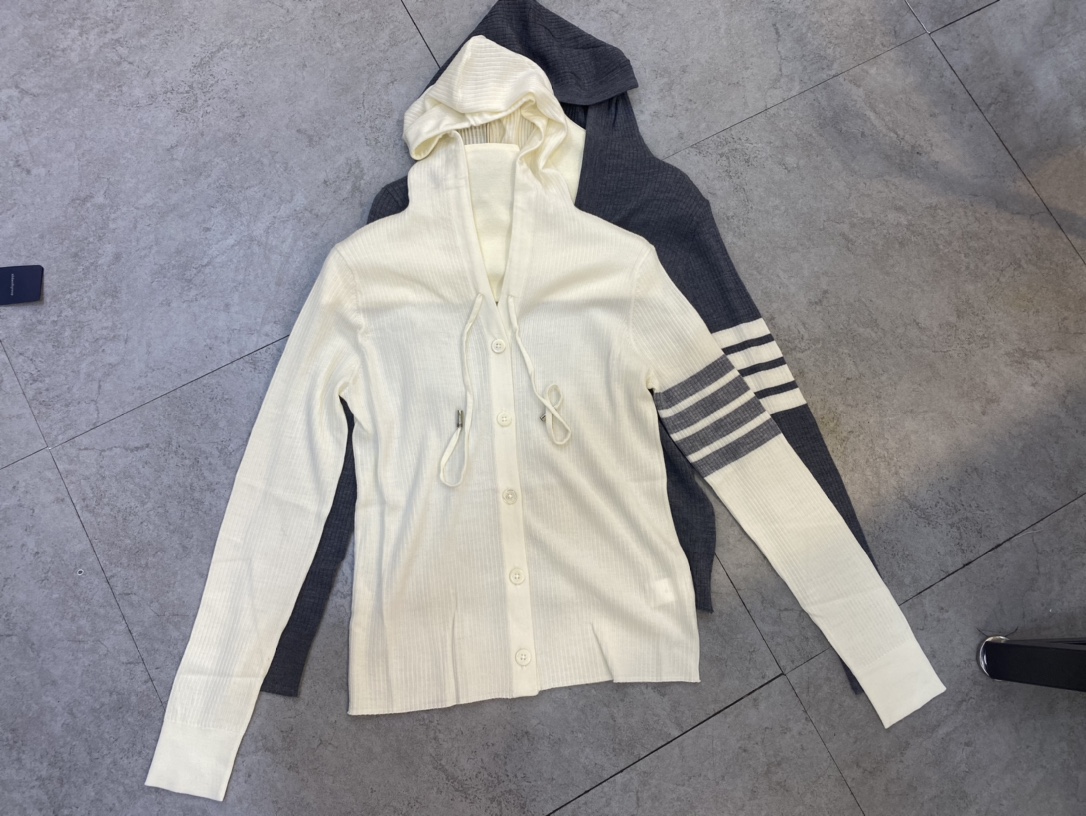 NO:330275,Original single ruthless women's clothing with packaging TB hooded button cardigan merino wool white dark gray SML, hats, alexander wang19860909原单狠货女装 配包装TB连帽扣子开衫 美丽诺羊毛 白色 深灰 SML,,hats,alexander wang,Women's clothing