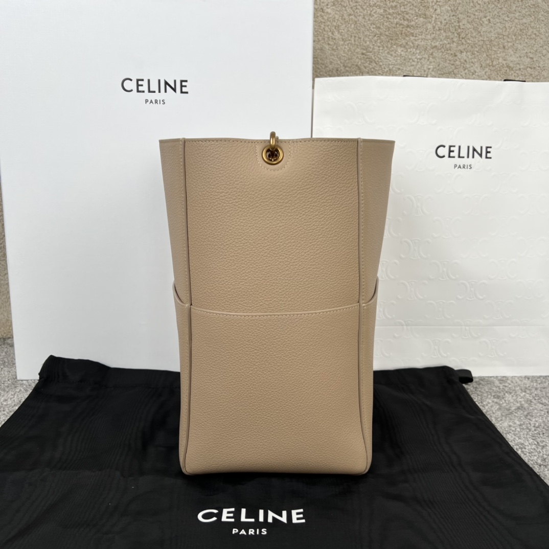 SANGLE BUCKET 柔软粒面牛皮革桶包，尺寸23x33x17厘米，牛皮革，衬里：牛皮革/织物，金