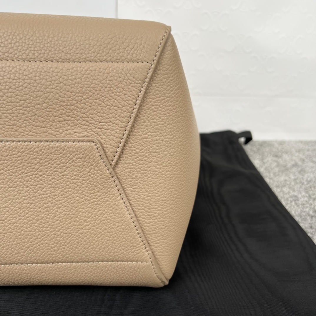 SANGLE BUCKET 柔软粒面牛皮革桶包，尺寸23x33x17厘米，牛皮革，衬里：牛皮革/织物，金