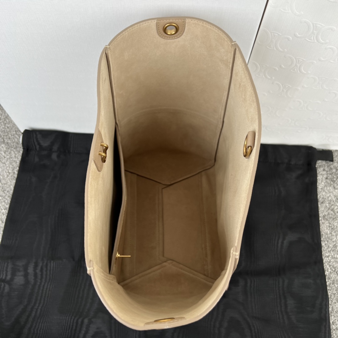 SANGLE BUCKET 柔软粒面牛皮革桶包，尺寸23x33x17厘米，牛皮革，衬里：牛皮革/织物，金