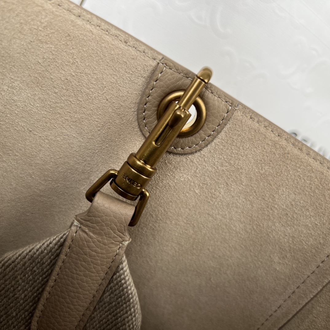 SANGLE BUCKET 柔软粒面牛皮革桶包，尺寸23x33x17厘米，牛皮革，衬里：牛皮革/织物，金