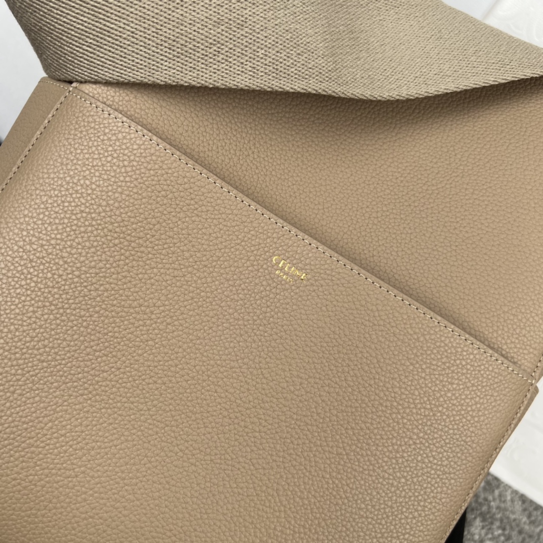 SANGLE BUCKET 柔软粒面牛皮革桶包，尺寸23x33x17厘米，牛皮革，衬里：牛皮革/织物，金