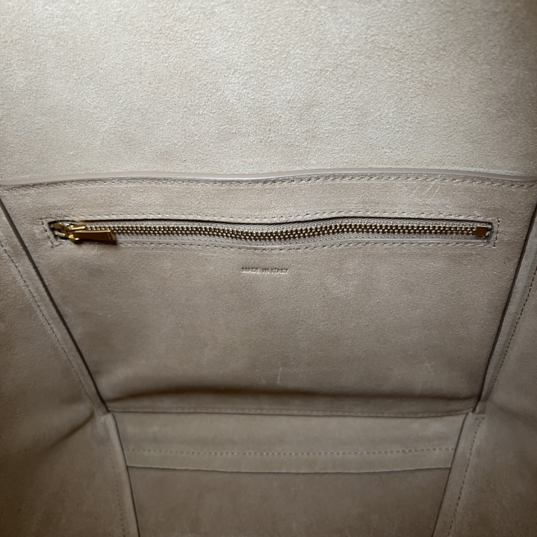 SANGLE BUCKET 柔软粒面牛皮革桶包，尺寸23x33x17厘米，牛皮革，衬里：牛皮革/织物，金