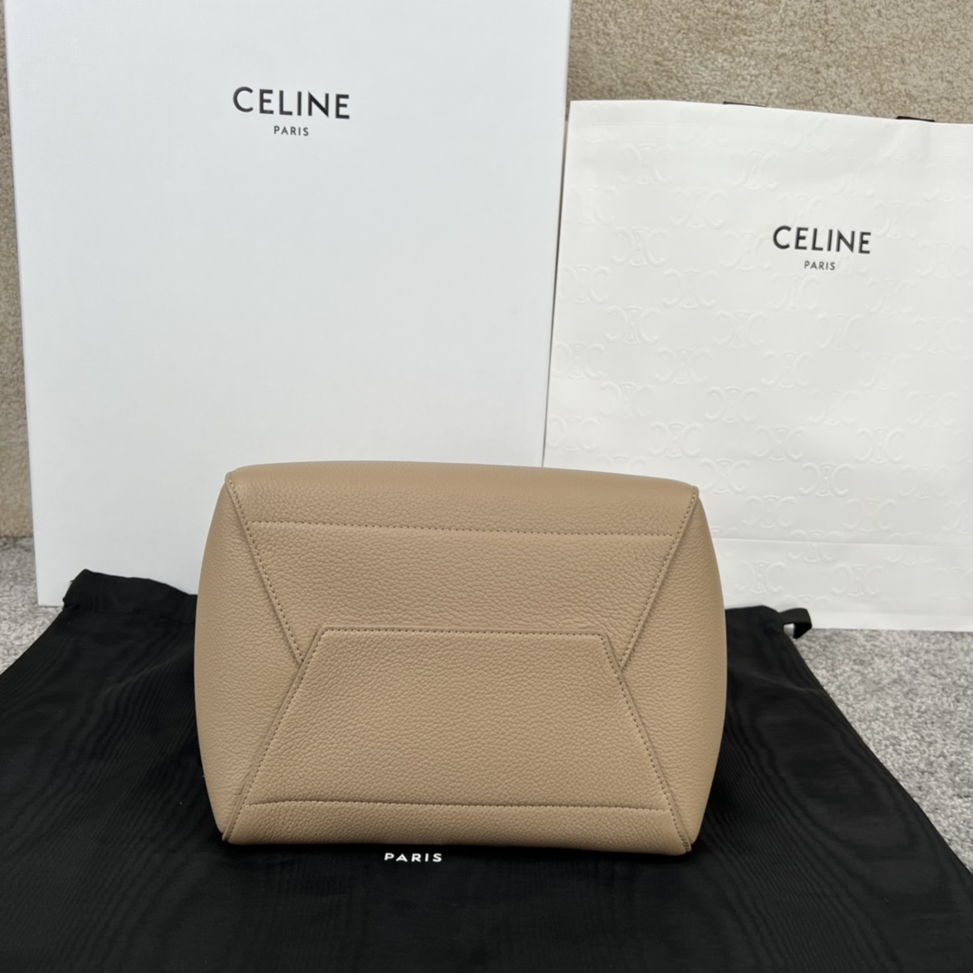 SANGLE BUCKET 柔软粒面牛皮革桶包，尺寸23x33x17厘米，牛皮革，衬里：牛皮革/织物，金