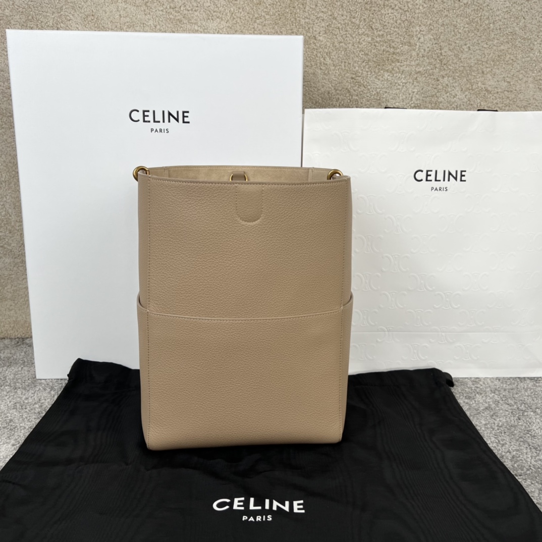 SANGLE BUCKET 柔软粒面牛皮革桶包，尺寸23x33x17厘米，牛皮革，衬里：牛皮革/织物，金