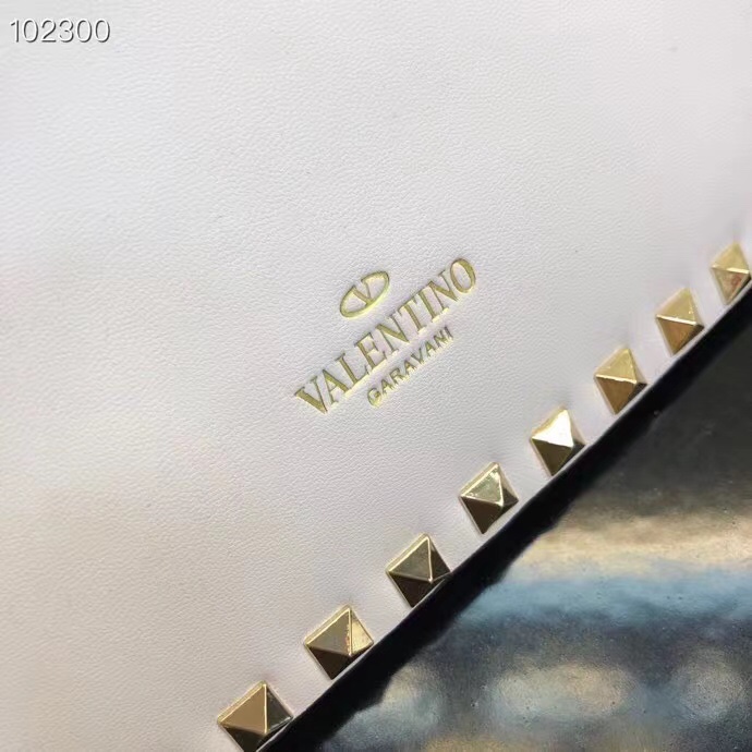 772#Valentino Garavani Rockstud 采用进口牛皮手拿包🌟🌟🌟铂金后处理铆钉和