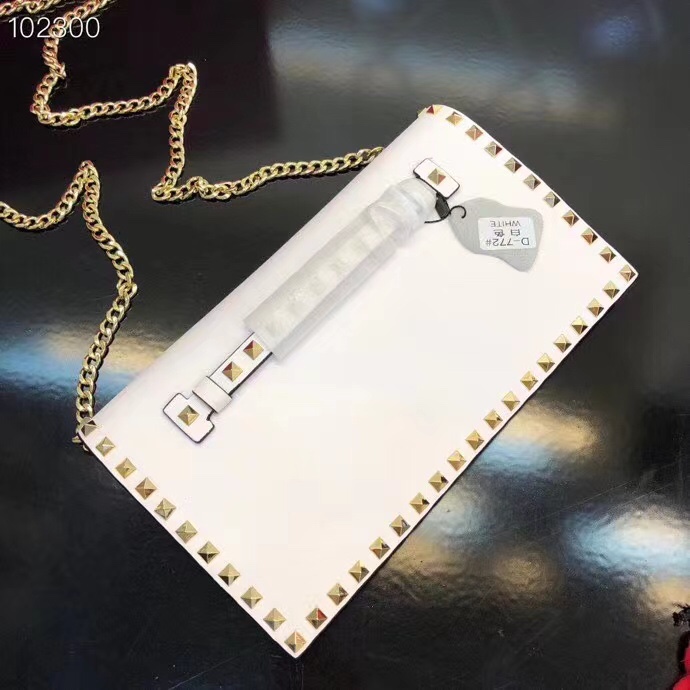 772#Valentino Garavani Rockstud 采用进口牛皮手拿包🌟🌟🌟铂金后处理铆钉和