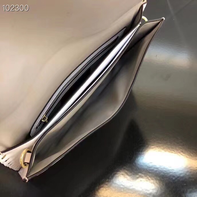 772#Valentino Garavani Rockstud 采用进口牛皮手拿包🌟🌟🌟铂金后处理铆钉和