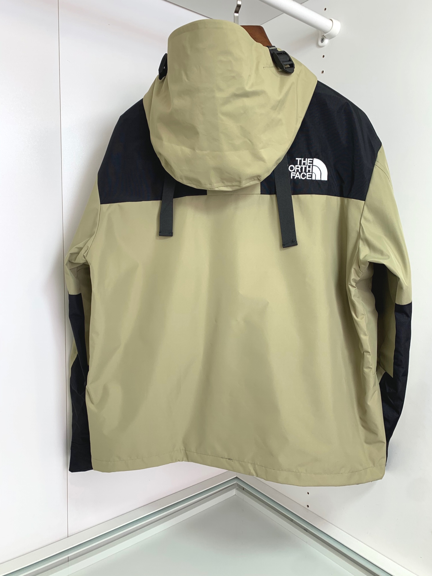 男士送礼精品 TNF 1990 Mountain Gore-Tex GTX冲锋衣 男女同款 TNF品牌1966年创立至今,其经典ICON产品如同一部部老电影,让人回味无穷.此次万众期待的mountain jacket 在1990年的原版基础上做了全面的升级 夹克面料选用防水材质 GORE-TEX2L配有塔夫绸和拉绒经编衬里 达到透气度与保暖度的高度结合 附加,可调节,腋下隐藏性拉链设计可透气调节.双中央正面防风罩采用按扣开合,VISLON中央正面拉链 反向进入高山口袋 可调节Velcro袖口标签 三个内袋 可调节下摆 兼容Zip-in 在胸部和背部的轭上绣上了NF徽标 前中VISLON拉链带以按扣和闭合的双层防风片 为户外活动提供全天候防风支持 配色方面承袭经典 以黑 白 为主 加持墨绿色 军绿色 抹茶绿 高辨度主色忠于原版撞色设计 尽显复古潮流 这次产品还有2方面的提升:1、防水为国际ISO标准90(ISO4)级别达到荷叶水珠滚动效果2、面料:高透层压织物Gore-tex仿水透气薄膜,手感更佳舒适.1990# 黑色 白色 墨绿色 军绿色 抹茶绿 S-XL, S码肩宽58胸围124衣长69袖长61; M码肩宽59胸围128衣长70袖长62; L码肩宽60胸围132衣长71袖长63; XL码肩宽61胸围136衣长72袖长64;