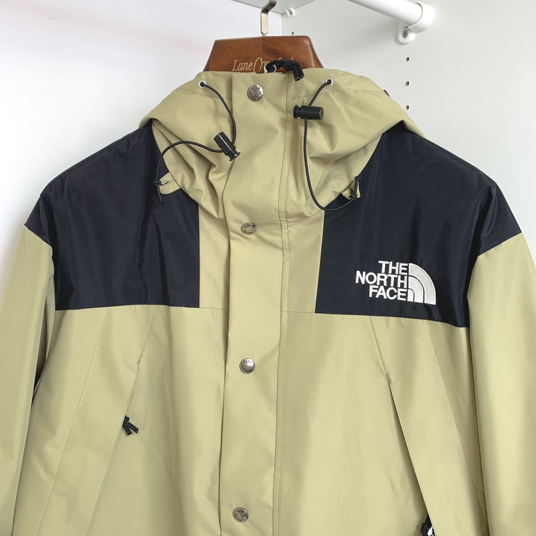 男士送礼精品 TNF 1990 Mountain Gore-Tex GTX冲锋衣 男女同款 TNF品牌1966年创立至今,其经典ICON产品如同一部部老电影,让人回味无穷.此次万众期待的mountain jacket 在1990年的原版基础上做了全面的升级 夹克面料选用防水材质 GORE-TEX2L配有塔夫绸和拉绒经编衬里 达到透气度与保暖度的高度结合 附加,可调节,腋下隐藏性拉链设计可透气调节.双中央正面防风罩采用按扣开合,VISLON中央正面拉链 反向进入高山口袋 可调节Velcro袖口标签 三个内袋 可调节下摆 兼容Zip-in 在胸部和背部的轭上绣上了NF徽标 前中VISLON拉链带以按扣和闭合的双层防风片 为户外活动提供全天候防风支持 配色方面承袭经典 以黑 白 为主 加持墨绿色 军绿色 抹茶绿 高辨度主色忠于原版撞色设计 尽显复古潮流 这次产品还有2方面的提升:1、防水为国际ISO标准90(ISO4)级别达到荷叶水珠滚动效果2、面料:高透层压织物Gore-tex仿水透气薄膜,手感更佳舒适.1990# 黑色 白色 墨绿色 军绿色 抹茶绿 S-XL, S码肩宽58胸围124衣长69袖长61; M码肩宽59胸围128衣长70袖长62; L码肩宽60胸围132衣长71袖长63; XL码肩宽61胸围136衣长72袖长64;
