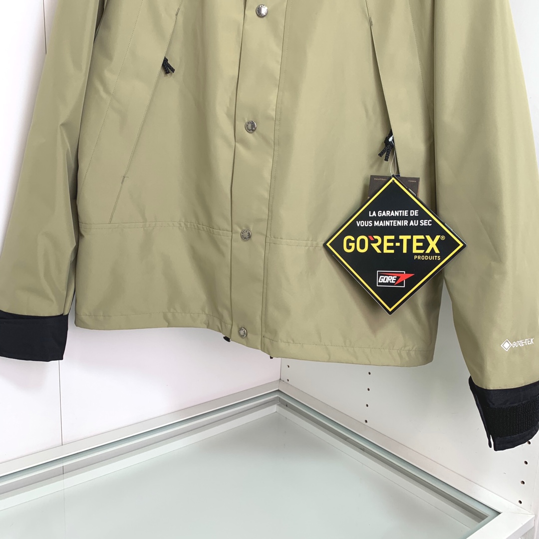 男士送礼精品 TNF 1990 Mountain Gore-Tex GTX冲锋衣 男女同款 TNF品牌1966年创立至今,其经典ICON产品如同一部部老电影,让人回味无穷.此次万众期待的mountain jacket 在1990年的原版基础上做了全面的升级 夹克面料选用防水材质 GORE-TEX2L配有塔夫绸和拉绒经编衬里 达到透气度与保暖度的高度结合 附加,可调节,腋下隐藏性拉链设计可透气调节.双中央正面防风罩采用按扣开合,VISLON中央正面拉链 反向进入高山口袋 可调节Velcro袖口标签 三个内袋 可调节下摆 兼容Zip-in 在胸部和背部的轭上绣上了NF徽标 前中VISLON拉链带以按扣和闭合的双层防风片 为户外活动提供全天候防风支持 配色方面承袭经典 以黑 白 为主 加持墨绿色 军绿色 抹茶绿 高辨度主色忠于原版撞色设计 尽显复古潮流 这次产品还有2方面的提升:1、防水为国际ISO标准90(ISO4)级别达到荷叶水珠滚动效果2、面料:高透层压织物Gore-tex仿水透气薄膜,手感更佳舒适.1990# 黑色 白色 墨绿色 军绿色 抹茶绿 S-XL, S码肩宽58胸围124衣长69袖长61; M码肩宽59胸围128衣长70袖长62; L码肩宽60胸围132衣长71袖长63; XL码肩宽61胸围136衣长72袖长64;