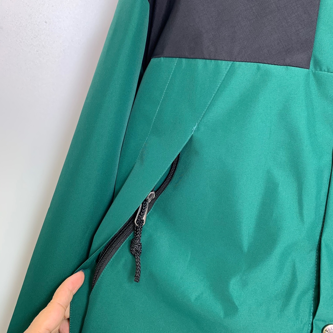 男士送礼精品 TNF 1990 Mountain Gore-Tex GTX冲锋衣 男女同款 TNF品牌1966年创立至今,其经典ICON产品如同一部部老电影,让人回味无穷.此次万众期待的mountain jacket 在1990年的原版基础上做了全面的升级 夹克面料选用防水材质 GORE-TEX2L配有塔夫绸和拉绒经编衬里 达到透气度与保暖度的高度结合 附加,可调节,腋下隐藏性拉链设计可透气调节.双中央正面防风罩采用按扣开合,VISLON中央正面拉链 反向进入高山口袋 可调节Velcro袖口标签 三个内袋 可调节下摆 兼容Zip-in 在胸部和背部的轭上绣上了NF徽标 前中VISLON拉链带以按扣和闭合的双层防风片 为户外活动提供全天候防风支持 配色方面承袭经典 以黑 白 为主 加持墨绿色 军绿色 抹茶绿 高辨度主色忠于原版撞色设计 尽显复古潮流 这次产品还有2方面的提升:1、防水为国际ISO标准90(ISO4)级别达到荷叶水珠滚动效果2、面料:高透层压织物Gore-tex仿水透气薄膜,手感更佳舒适.1990# 黑色 白色 墨绿色 军绿色 抹茶绿 S-XL, S码肩宽58胸围124衣长69袖长61; M码肩宽59胸围128衣长70袖长62; L码肩宽60胸围132衣长71袖长63; XL码肩宽61胸围136衣长72袖长64;