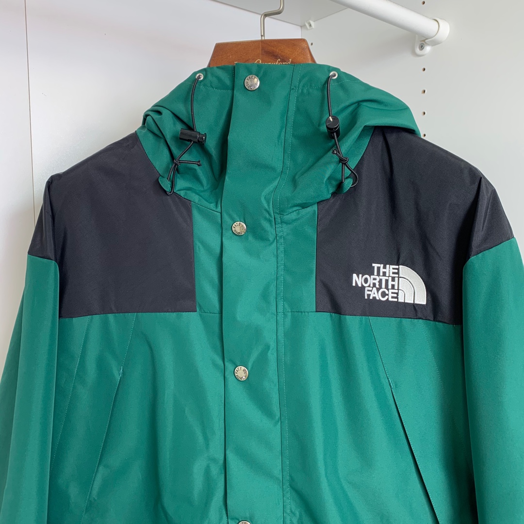 男士送礼精品 TNF 1990 Mountain Gore-Tex GTX冲锋衣 男女同款 TNF品牌1966年创立至今,其经典ICON产品如同一部部老电影,让人回味无穷.此次万众期待的mountain jacket 在1990年的原版基础上做了全面的升级 夹克面料选用防水材质 GORE-TEX2L配有塔夫绸和拉绒经编衬里 达到透气度与保暖度的高度结合 附加,可调节,腋下隐藏性拉链设计可透气调节.双中央正面防风罩采用按扣开合,VISLON中央正面拉链 反向进入高山口袋 可调节Velcro袖口标签 三个内袋 可调节下摆 兼容Zip-in 在胸部和背部的轭上绣上了NF徽标 前中VISLON拉链带以按扣和闭合的双层防风片 为户外活动提供全天候防风支持 配色方面承袭经典 以黑 白 为主 加持墨绿色 军绿色 抹茶绿 高辨度主色忠于原版撞色设计 尽显复古潮流 这次产品还有2方面的提升:1、防水为国际ISO标准90(ISO4)级别达到荷叶水珠滚动效果2、面料:高透层压织物Gore-tex仿水透气薄膜,手感更佳舒适.1990# 黑色 白色 墨绿色 军绿色 抹茶绿 S-XL, S码肩宽58胸围124衣长69袖长61; M码肩宽59胸围128衣长70袖长62; L码肩宽60胸围132衣长71袖长63; XL码肩宽61胸围136衣长72袖长64;