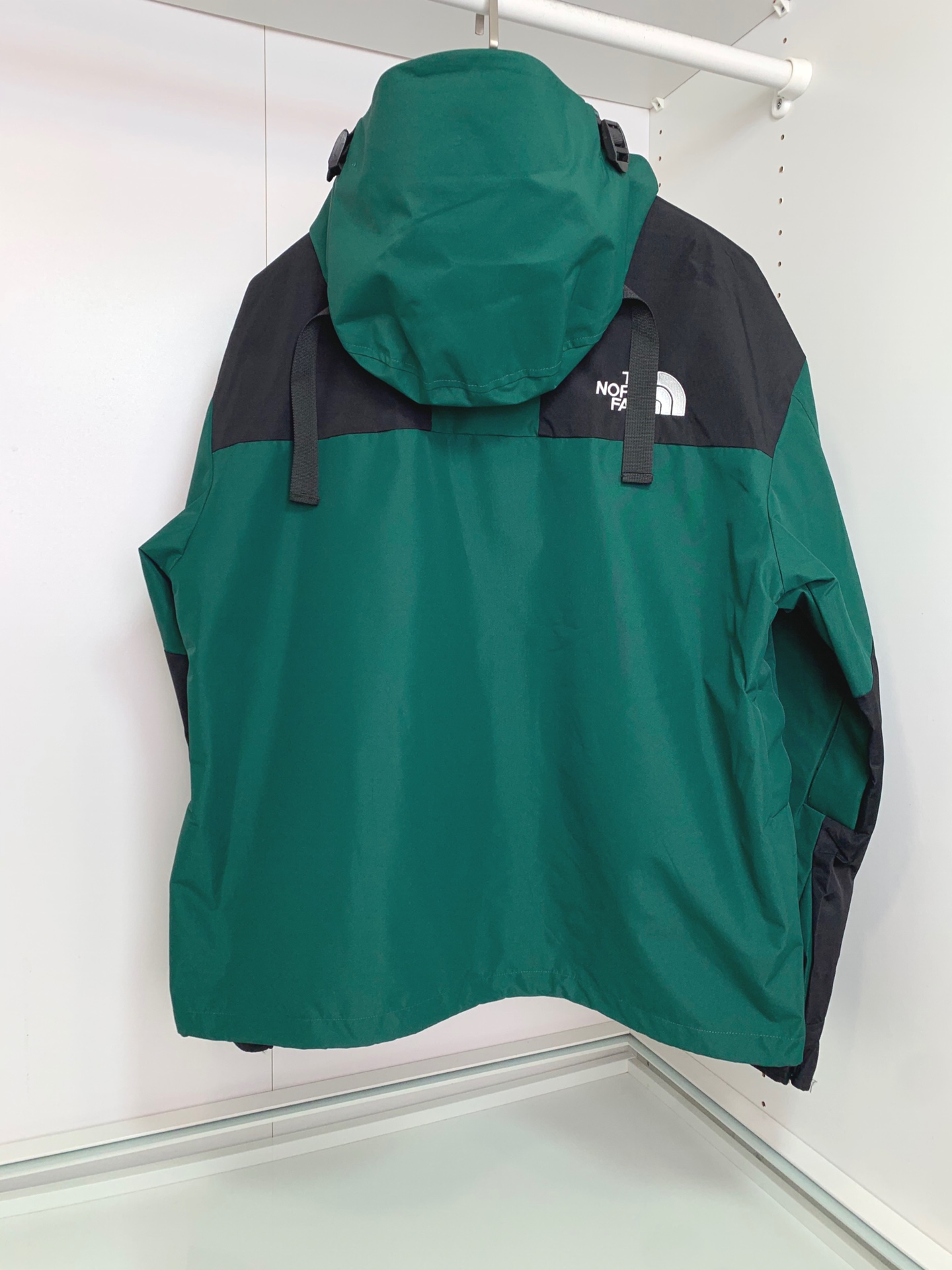 男士送礼精品 TNF 1990 Mountain Gore-Tex GTX冲锋衣 男女同款 TNF品牌1966年创立至今,其经典ICON产品如同一部部老电影,让人回味无穷.此次万众期待的mountain jacket 在1990年的原版基础上做了全面的升级 夹克面料选用防水材质 GORE-TEX2L配有塔夫绸和拉绒经编衬里 达到透气度与保暖度的高度结合 附加,可调节,腋下隐藏性拉链设计可透气调节.双中央正面防风罩采用按扣开合,VISLON中央正面拉链 反向进入高山口袋 可调节Velcro袖口标签 三个内袋 可调节下摆 兼容Zip-in 在胸部和背部的轭上绣上了NF徽标 前中VISLON拉链带以按扣和闭合的双层防风片 为户外活动提供全天候防风支持 配色方面承袭经典 以黑 白 为主 加持墨绿色 军绿色 抹茶绿 高辨度主色忠于原版撞色设计 尽显复古潮流 这次产品还有2方面的提升:1、防水为国际ISO标准90(ISO4)级别达到荷叶水珠滚动效果2、面料:高透层压织物Gore-tex仿水透气薄膜,手感更佳舒适.1990# 黑色 白色 墨绿色 军绿色 抹茶绿 S-XL, S码肩宽58胸围124衣长69袖长61; M码肩宽59胸围128衣长70袖长62; L码肩宽60胸围132衣长71袖长63; XL码肩宽61胸围136衣长72袖长64;